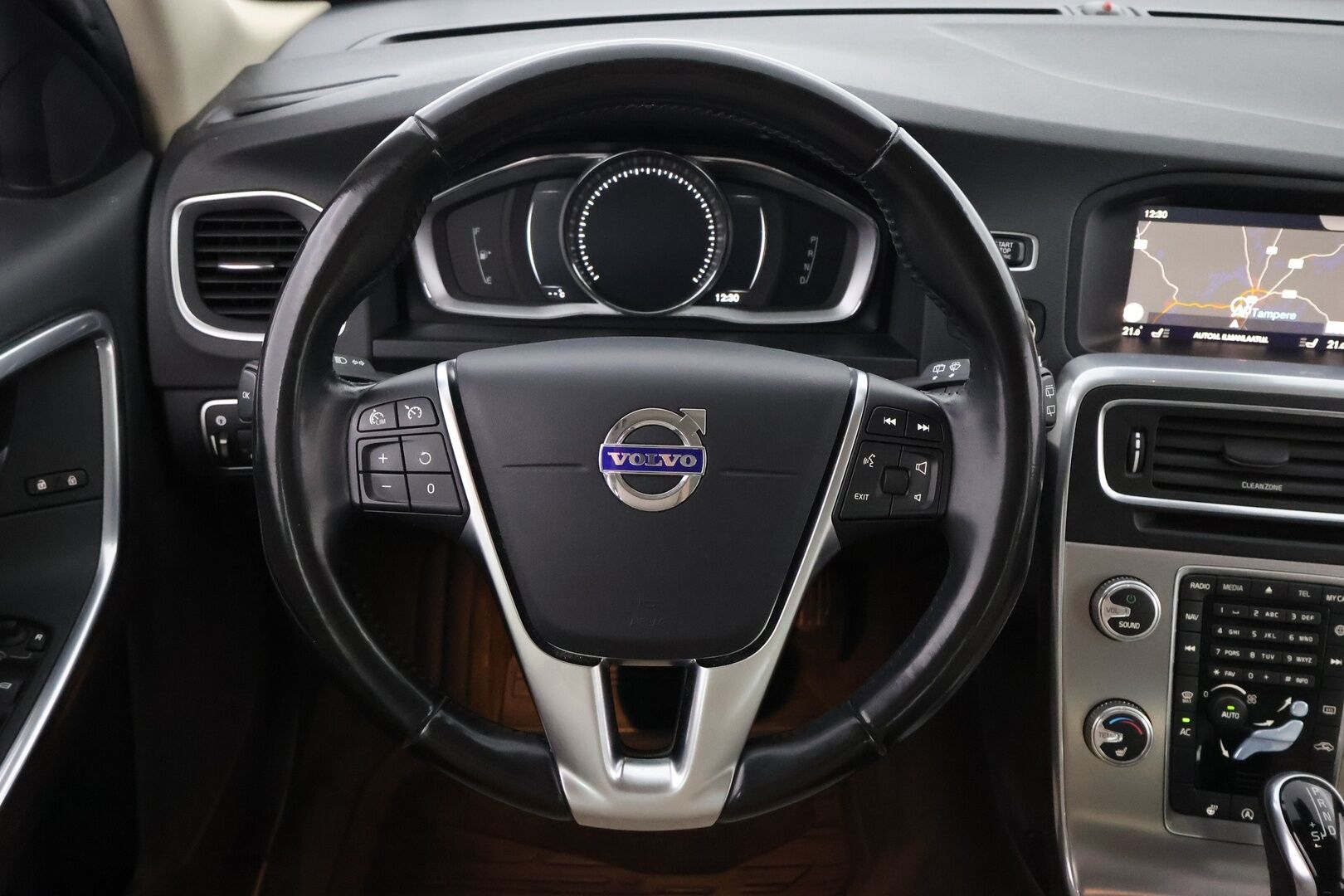 Volvo V60 Cross Country 2017 D3 Business Classic aut - Suomiauto / Webasto / Vaalea Nahkasisusta / Ratinlämmitys / Sensus Navi / Digimittari / Jakopää hiljattain tehty!