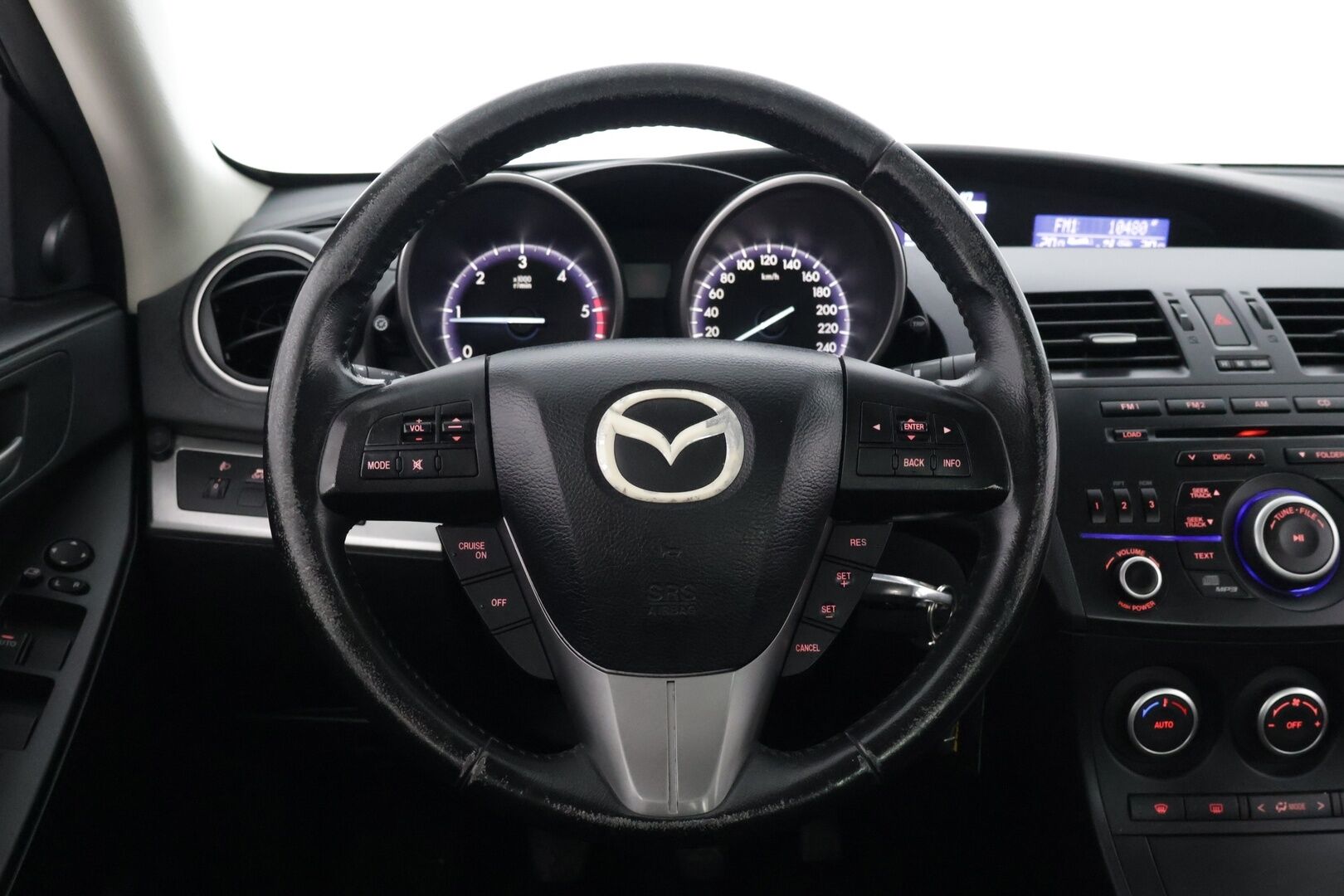 Mazda 3 2012 Mazda 3 Sedan ** Cruise / Lohko / Irroitettava koukku** - AUX / Kahdet renkaat vanteineen / Juuri huollettu ja katsastettu