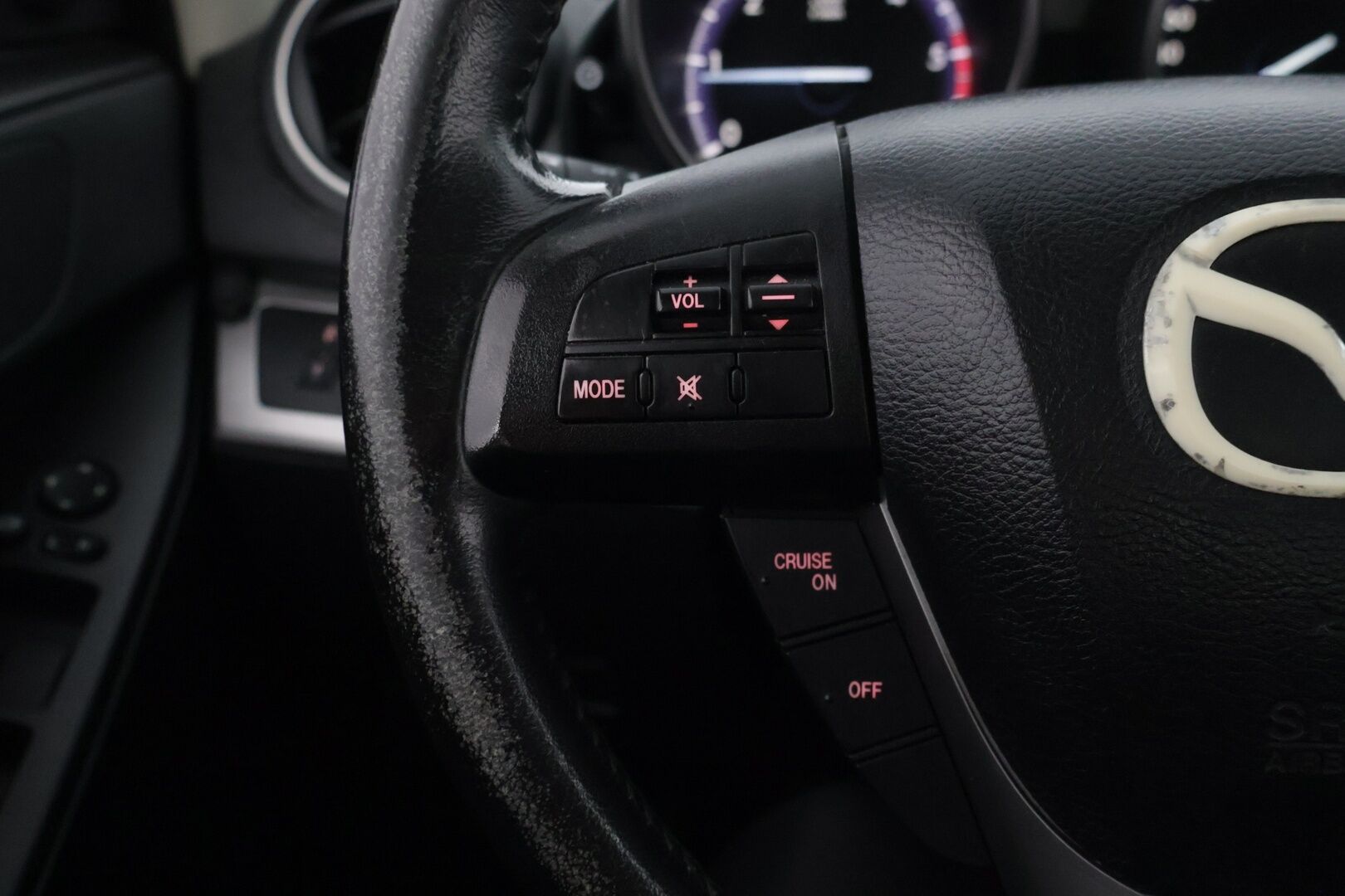 Mazda 3 2012 Mazda 3 Sedan ** Cruise / Lohko / Irroitettava koukku** - AUX / Kahdet renkaat vanteineen / Juuri huollettu ja katsastettu