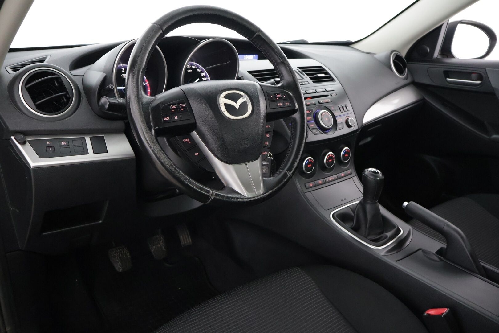 Mazda 3 2012 Mazda 3 Sedan ** Cruise / Lohko / Irroitettava koukku** - AUX / Kahdet renkaat vanteineen / Juuri huollettu ja katsastettu