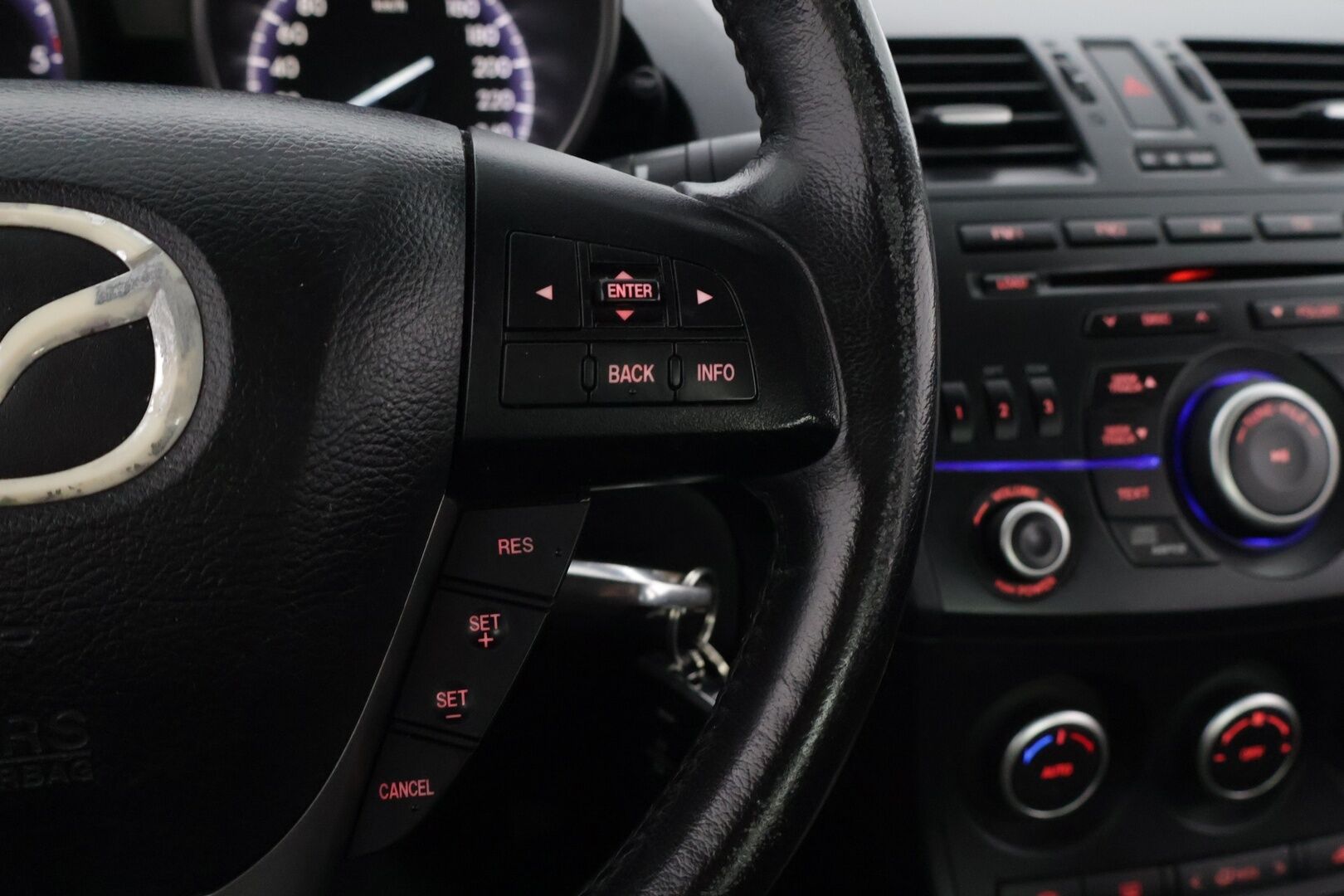 Mazda 3 2012 Mazda 3 Sedan ** Cruise / Lohko / Irroitettava koukku** - AUX / Kahdet renkaat vanteineen / Juuri huollettu ja katsastettu