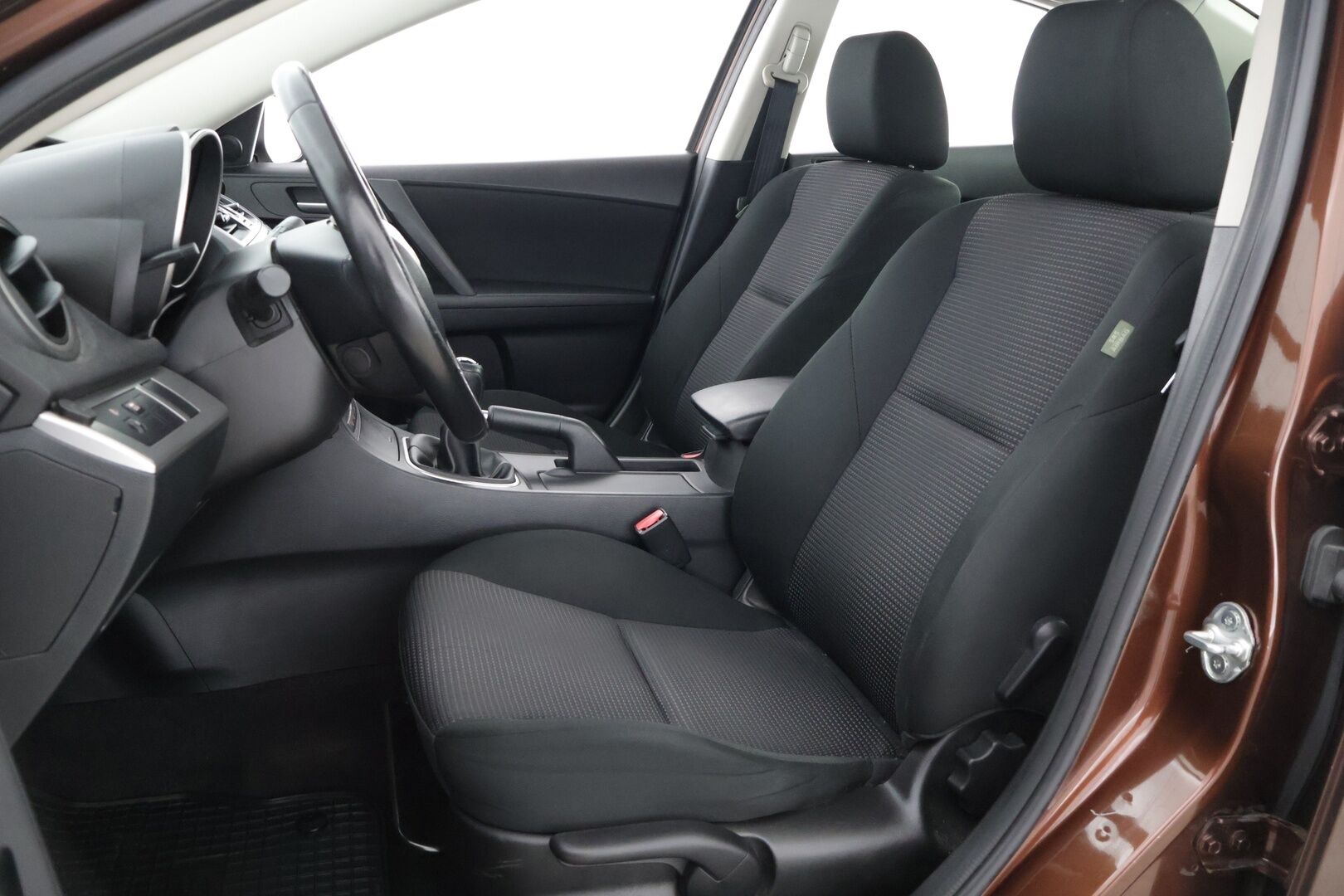 Mazda 3 2012 Mazda 3 Sedan ** Cruise / Lohko / Irroitettava koukku** - AUX / Kahdet renkaat vanteineen / Juuri huollettu ja katsastettu