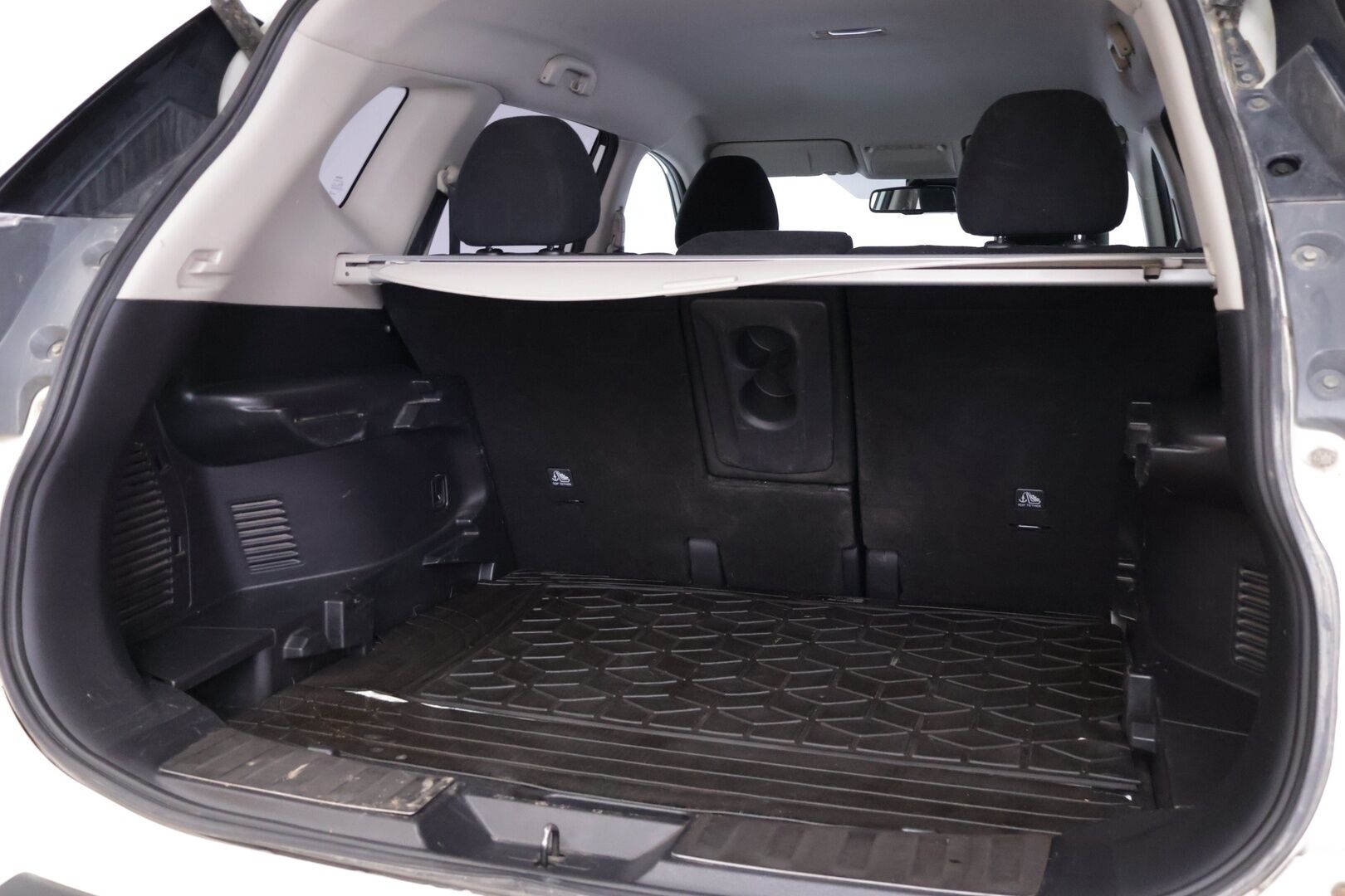 Nissan X-Trail 2017 dCi 177 Business 360 4WD Xtronic - | Suomi-auto | Koukku | Navi | Lohkolämmitin | Avaimeton kulku | Sähköluukku | 360-Kamera | Kahdet Michelin-renkaat vanteilla |