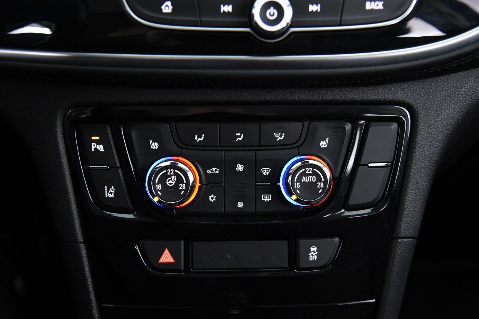 Opel Mokka 2017 X Innovation 1,4 Turbo ECOTEC / P-Kamera / Ratinlämmitys / Apple&Android / Keyless / Kaistavahti - Pienikulutteinen Suomi-Auto / LED-Ajovalot / 2 Renkaat vanteilla
