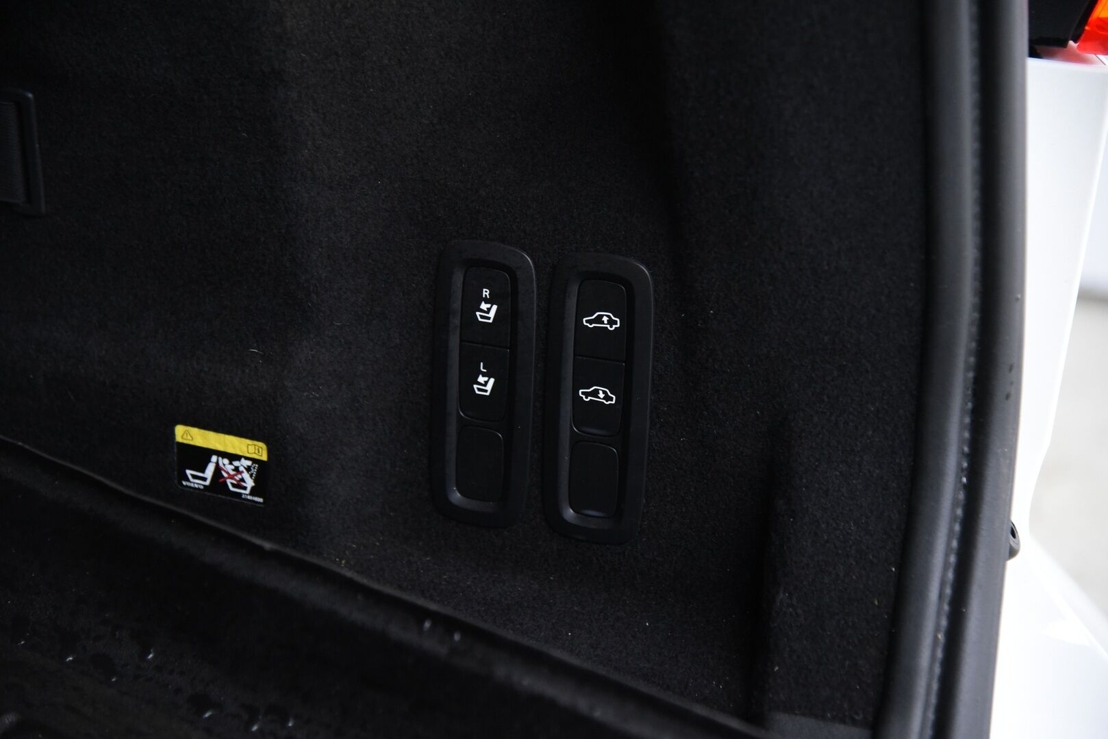 Volvo XC60 2018 T8 AWD R-Design aut / B&W / ACC / Panorama / Muistipenkki / Webasto - Bowers & Wilkins / Four-C Ilma-jousitus / Webasto - Osta nyt, maksa vasta ensi vuonna