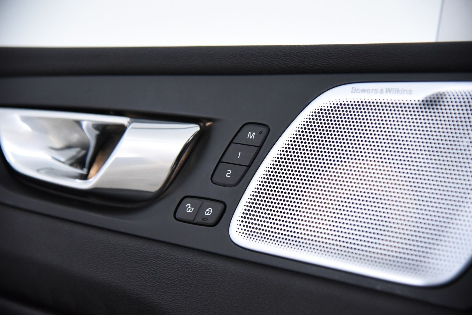 Volvo XC60 2018 T8 AWD R-Design aut / ACC / Panorama / Muistipenkki / Webasto - Bowers & Wilkins / Four-C Ilma-jousitus / Webasto