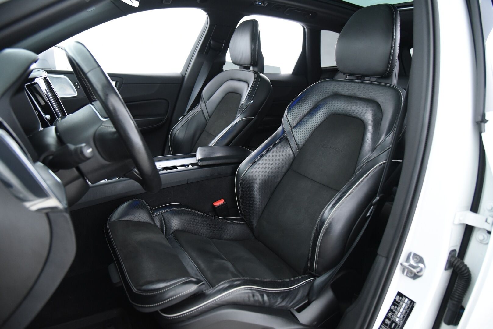 Volvo XC60 2018 T8 AWD R-Design aut / B&W / ACC / Panorama / Muistipenkki / Webasto - Bowers & Wilkins / Four-C Ilma-jousitus / Webasto - Osta nyt, maksa vasta ensi vuonna