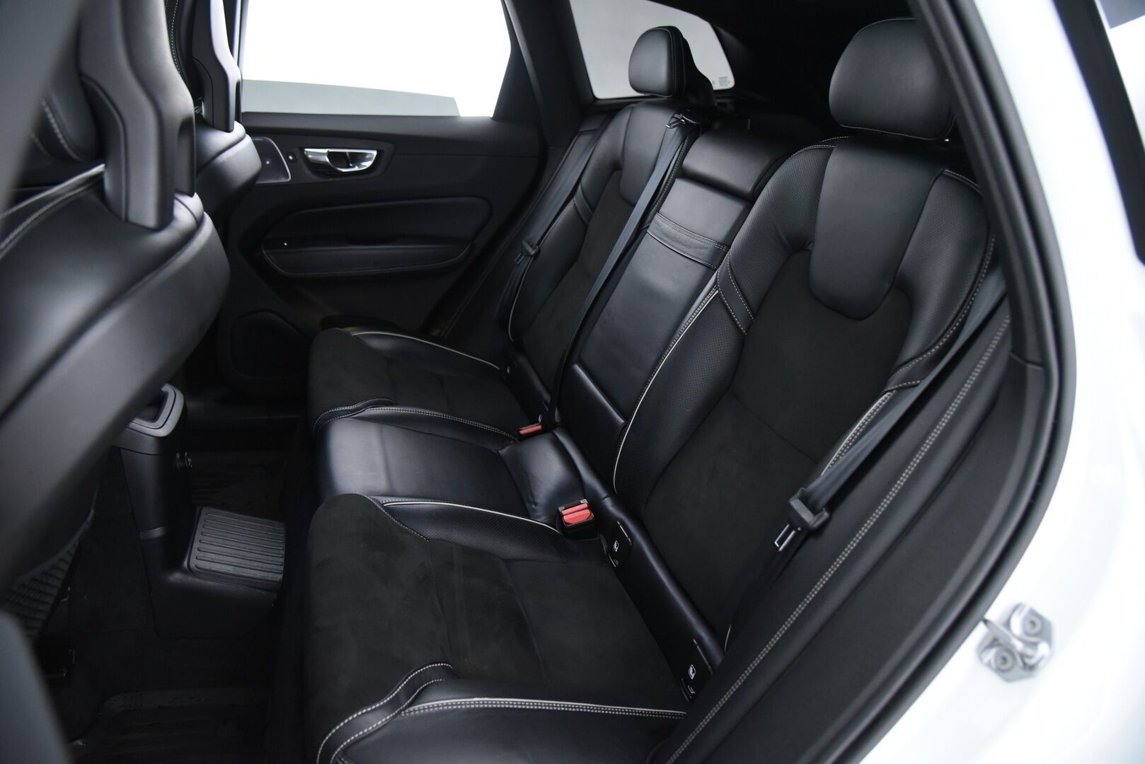 Volvo XC60 2018 T8 AWD R-Design aut / B&W / ACC / Panorama / Muistipenkki / Webasto - Bowers & Wilkins / Four-C Ilma-jousitus / Webasto - Osta nyt, maksa vasta ensi vuonna