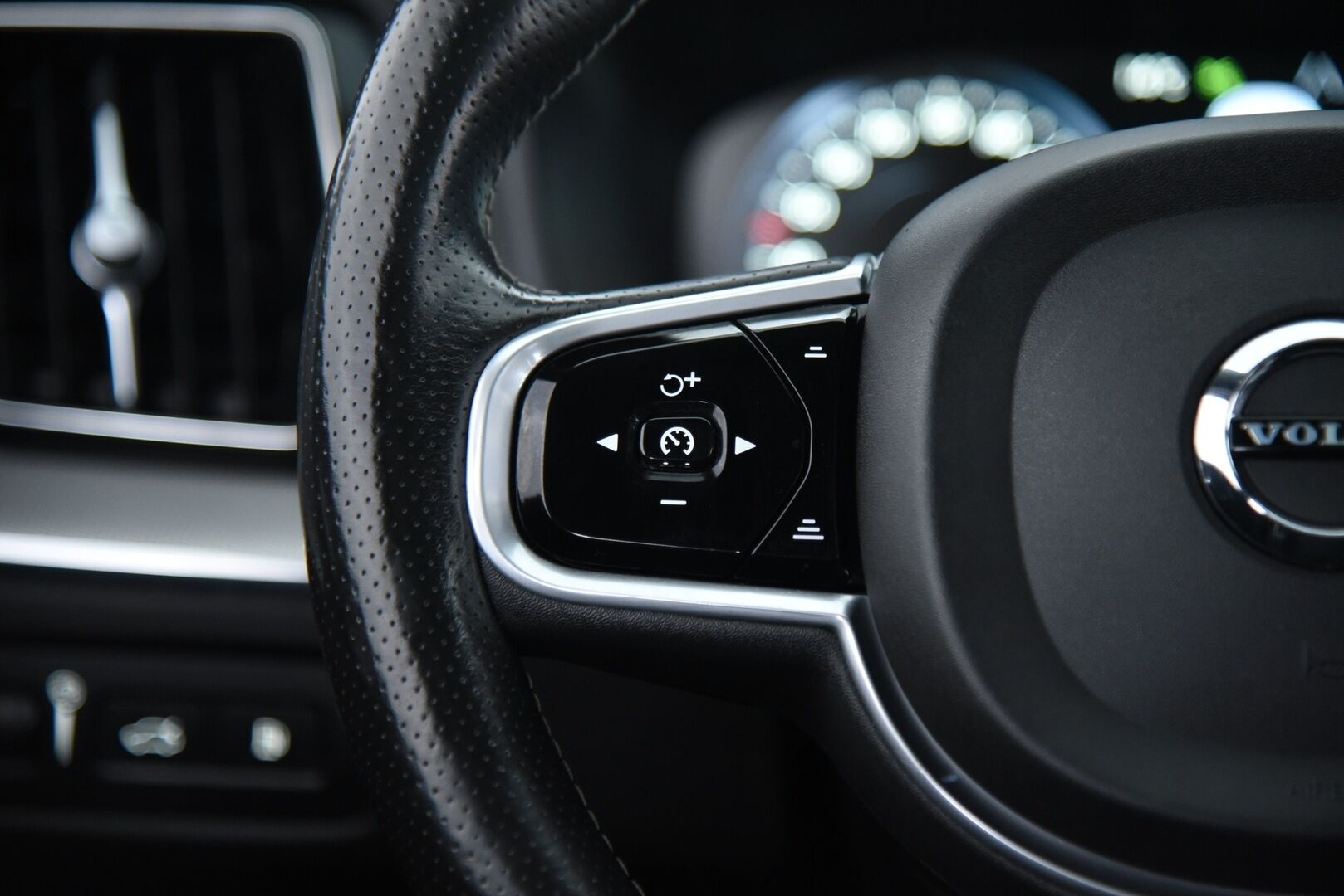Volvo XC60 2018 T8 AWD R-Design aut / ACC / Panorama / Muistipenkki / Webasto - Bowers & Wilkins / Four-C Ilma-jousitus / Webasto