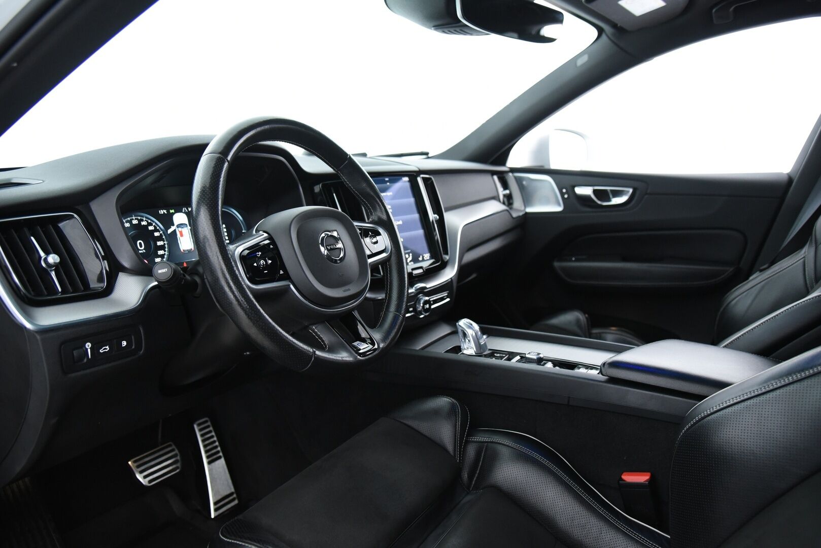 Volvo XC60 2018 T8 AWD R-Design aut / B&W / ACC / Panorama / Muistipenkki / Webasto - Bowers & Wilkins / Four-C Ilma-jousitus / Webasto - Osta nyt, maksa vasta ensi vuonna