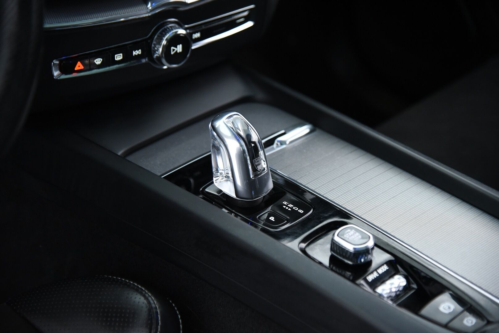 Volvo XC60 2018 T8 AWD R-Design aut / ACC / Panorama / Muistipenkki / Webasto - Bowers & Wilkins / Four-C Ilma-jousitus / Webasto