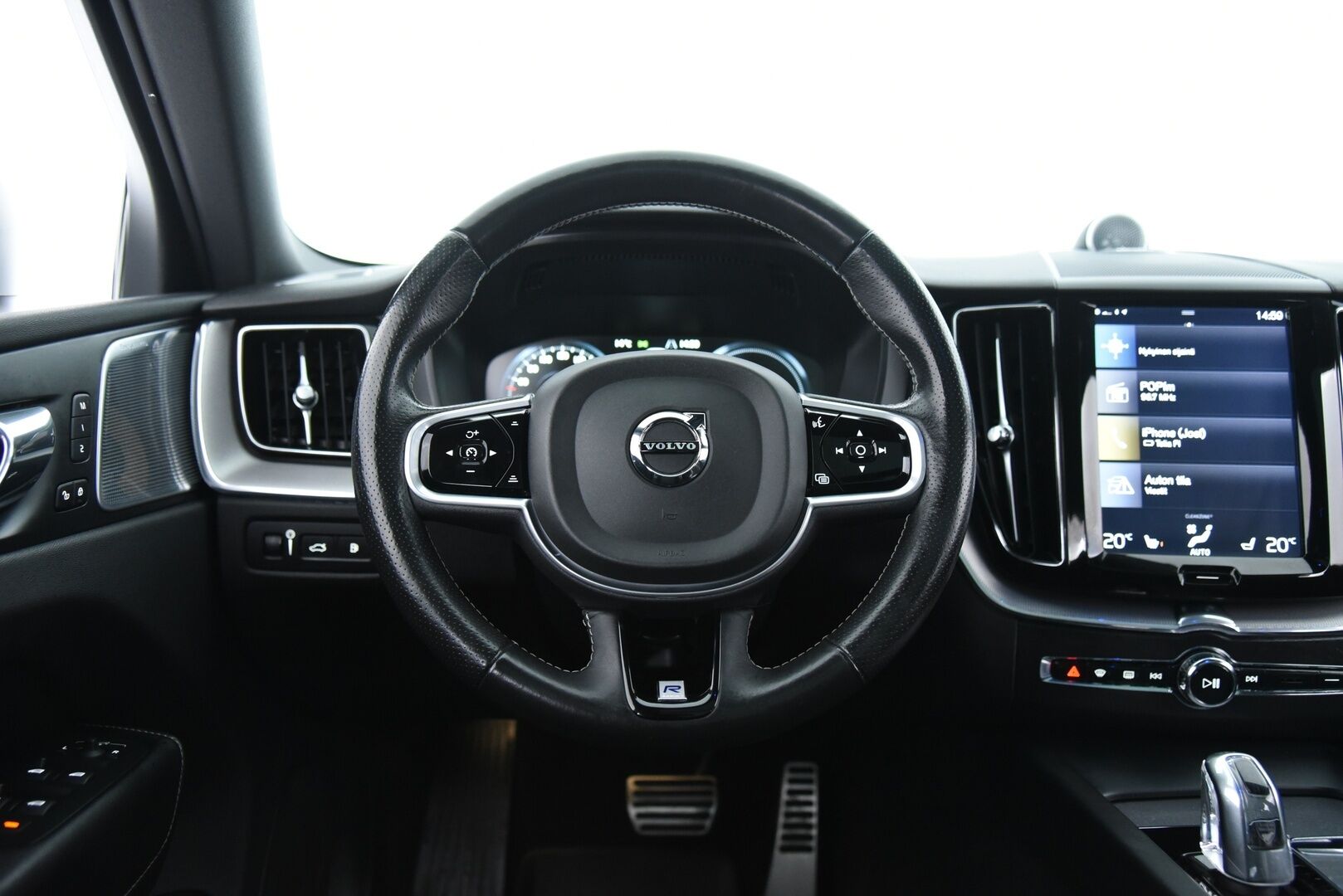 Volvo XC60 2018 T8 AWD R-Design aut / B&W / ACC / Panorama / Muistipenkki / Webasto - Bowers & Wilkins / Four-C Ilma-jousitus / Webasto - Osta nyt, maksa vasta ensi vuonna