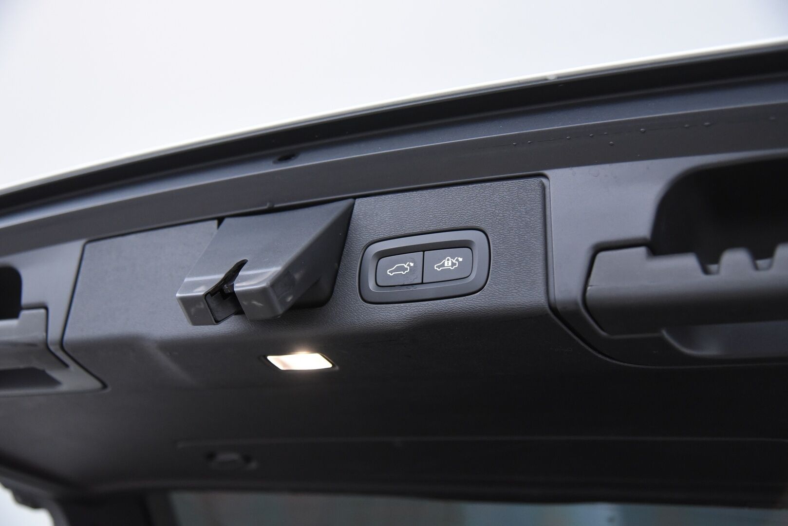 Volvo XC60 2018 T8 AWD R-Design aut / B&W / ACC / Panorama / Muistipenkki / Webasto - Bowers & Wilkins / Four-C Ilma-jousitus / Webasto - Osta nyt, maksa vasta ensi vuonna