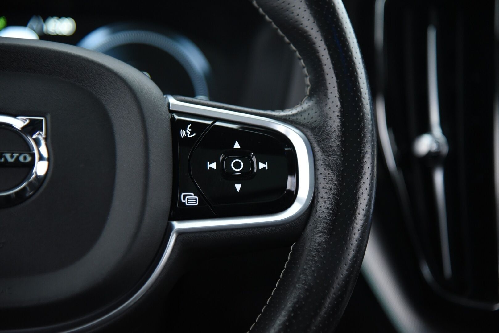 Volvo XC60 2018 T8 AWD R-Design aut / ACC / Panorama / Muistipenkki / Webasto - Bowers & Wilkins / Four-C Ilma-jousitus / Webasto