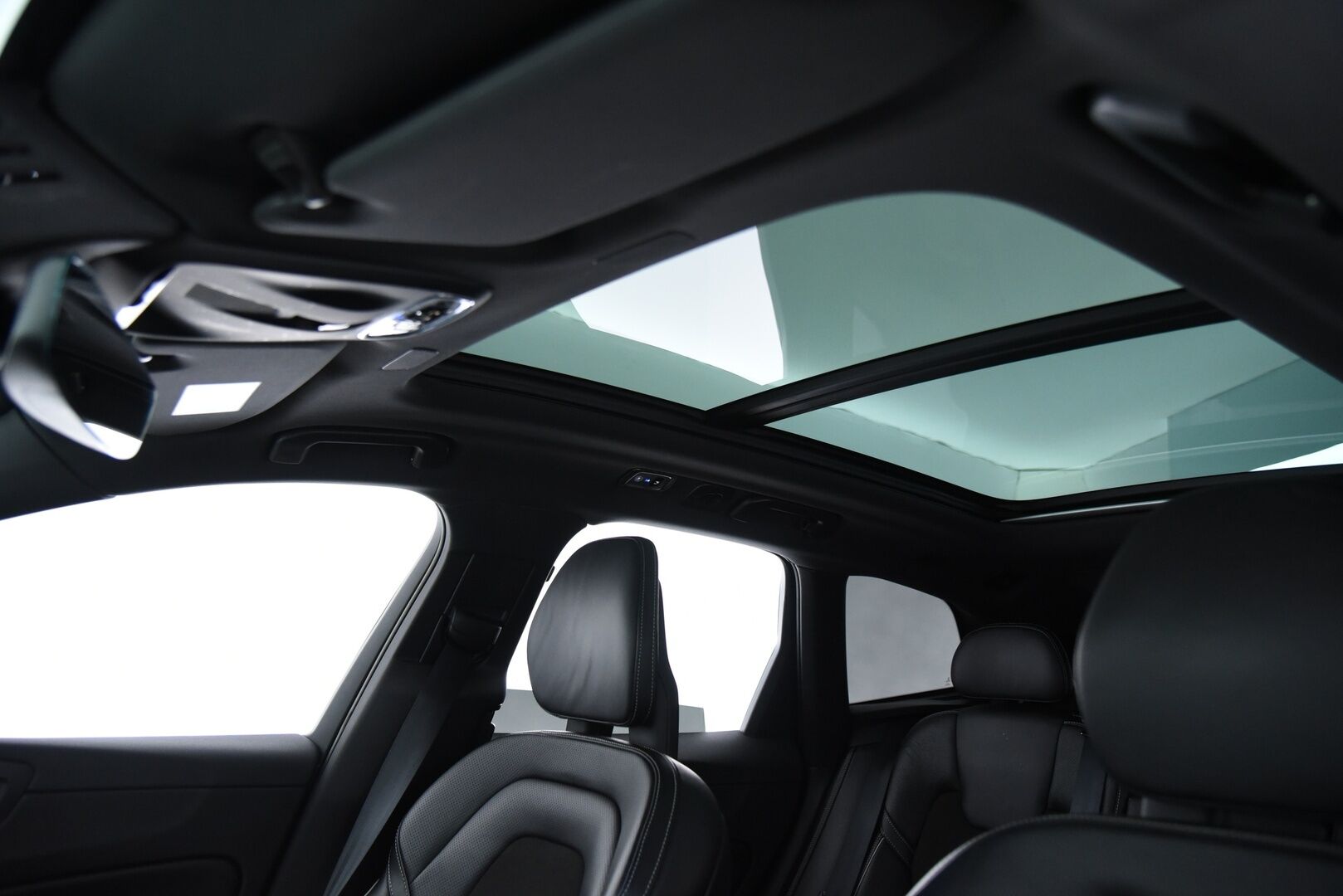 Volvo XC60 2018 T8 AWD R-Design aut / ACC / Panorama / Muistipenkki / Webasto - Bowers & Wilkins / Four-C Ilma-jousitus / Webasto