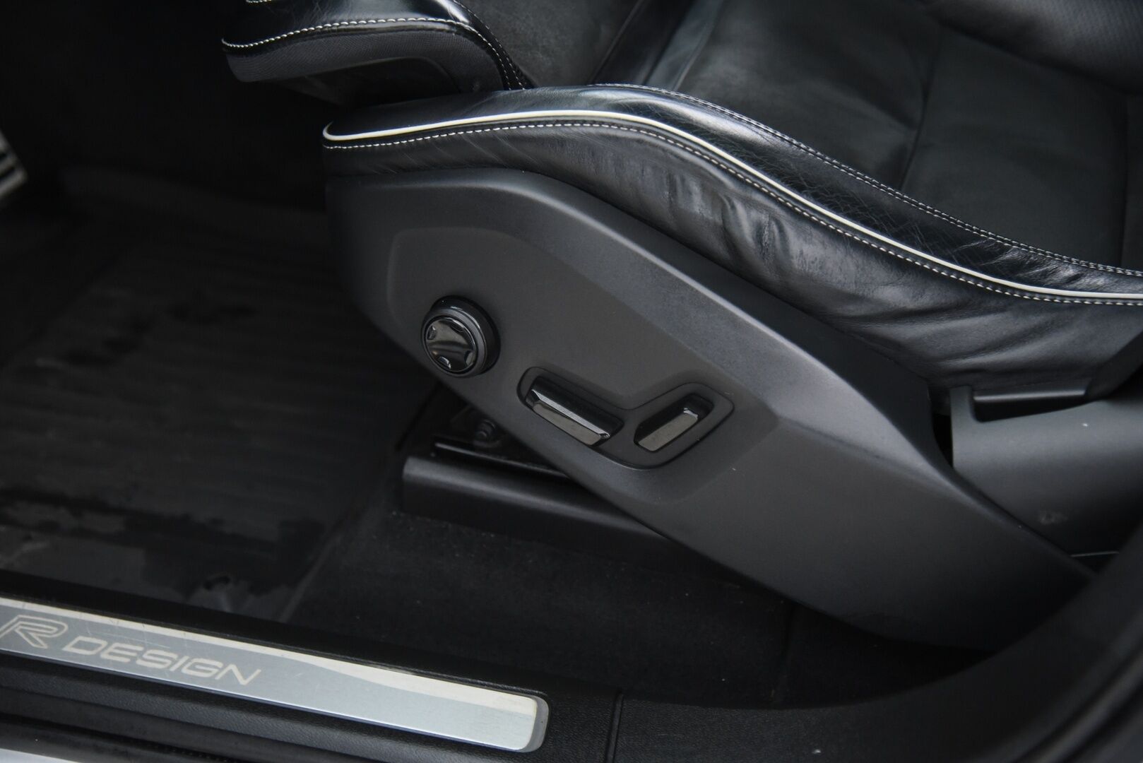 Volvo XC60 2018 T8 AWD R-Design aut / ACC / Panorama / Muistipenkki / Webasto - Bowers & Wilkins / Four-C Ilma-jousitus / Webasto