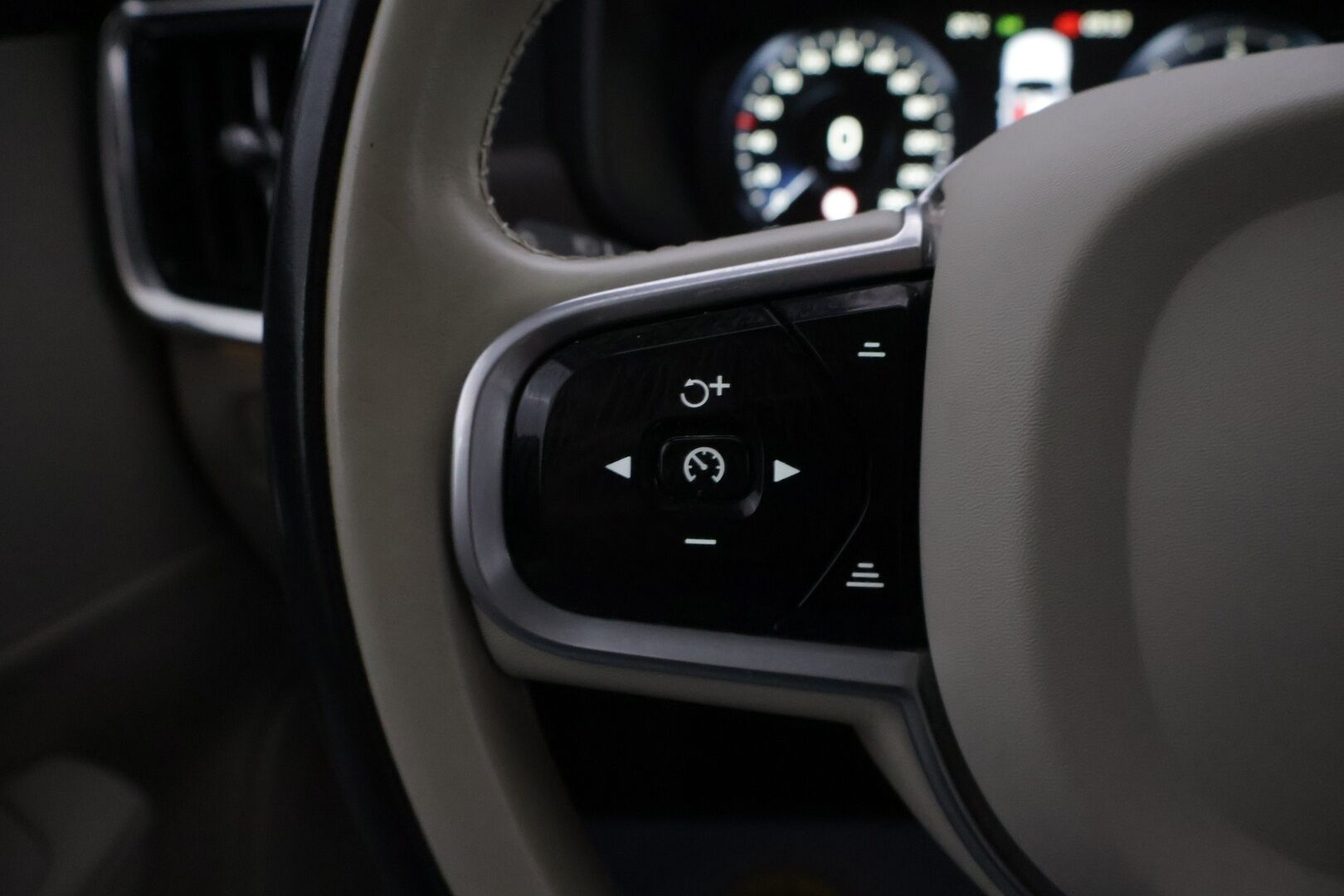 Volvo V90 Cross Country 2018 D5 AWD Pro aut - | EI ADBLUE | Suomi-Volvo | ACC | Adapt.LED | Webasto | VOC | Sporttinahat Muistilla | Taitt.Koukku | P.Kamera | Ilmastoidut Istuimet | Lämm.Ratti | KeyLess | S.Luukku | Lämm.Lasi | - KORKO VAIN 3,99 %