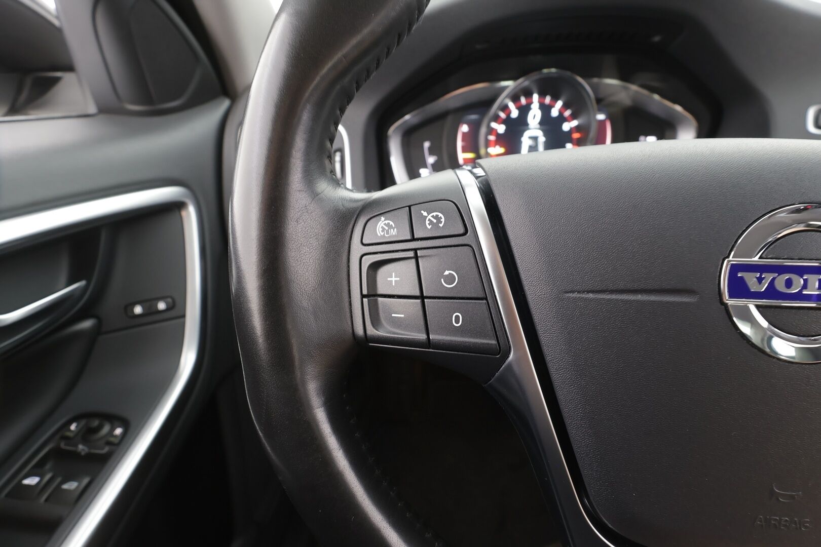 Volvo S60 2018 T3 Business Classic Summum aut - | Muistipenkki | Nahkasisusta | Xenon | Akt. kaarrevalot | P.kamera | Digimittaristo | Navi | Keyless | BT | Lämm. ratti | Merkkihuollot |  