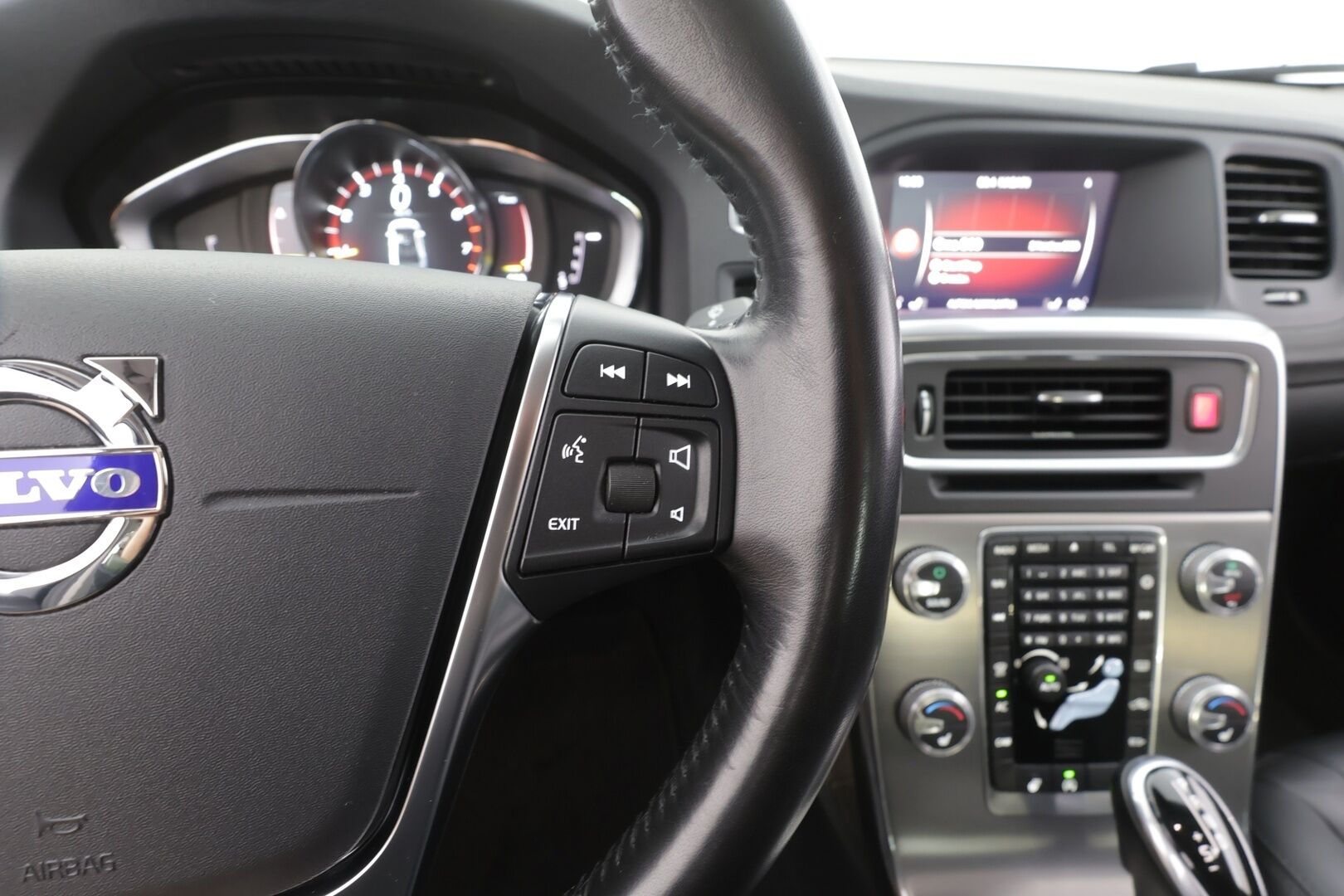 Volvo S60 2018 T3 Business Classic Summum aut - | Muistipenkki | Nahkasisusta | Xenon | Akt. kaarrevalot | P.kamera | Digimittaristo | Navi | Keyless | BT | Lämm. ratti | Merkkihuollot |  