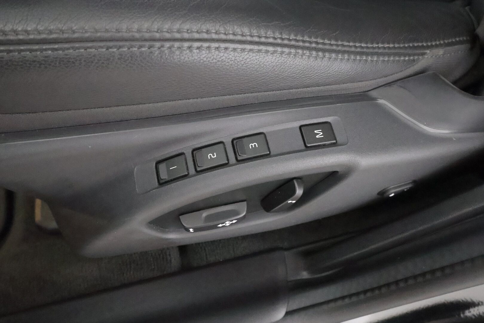 Volvo S60 2018 T3 Business Classic Summum aut - | Muistipenkki | Nahkasisusta | Xenon | Akt. kaarrevalot | P.kamera | Digimittaristo | Navi | Keyless | BT | Lämm. ratti | Merkkihuollot |  