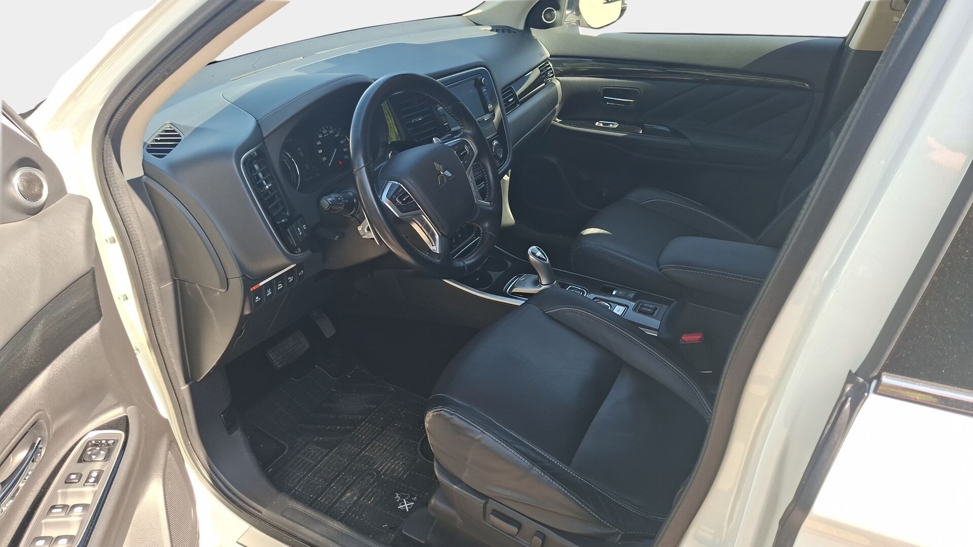 Mitsubishi Outlander PHEV 2018 Instyle Navi 4WD 5P * 360-kamera / Rockford / Adapt. Vakkari / Vetokoukku / Sähköluukku / Nahkasisusta / Keyless / BLIS * - * 1-omisteinen Suomi-auto / Merkkihuollettu / 2x Renkaat & Vanteet *