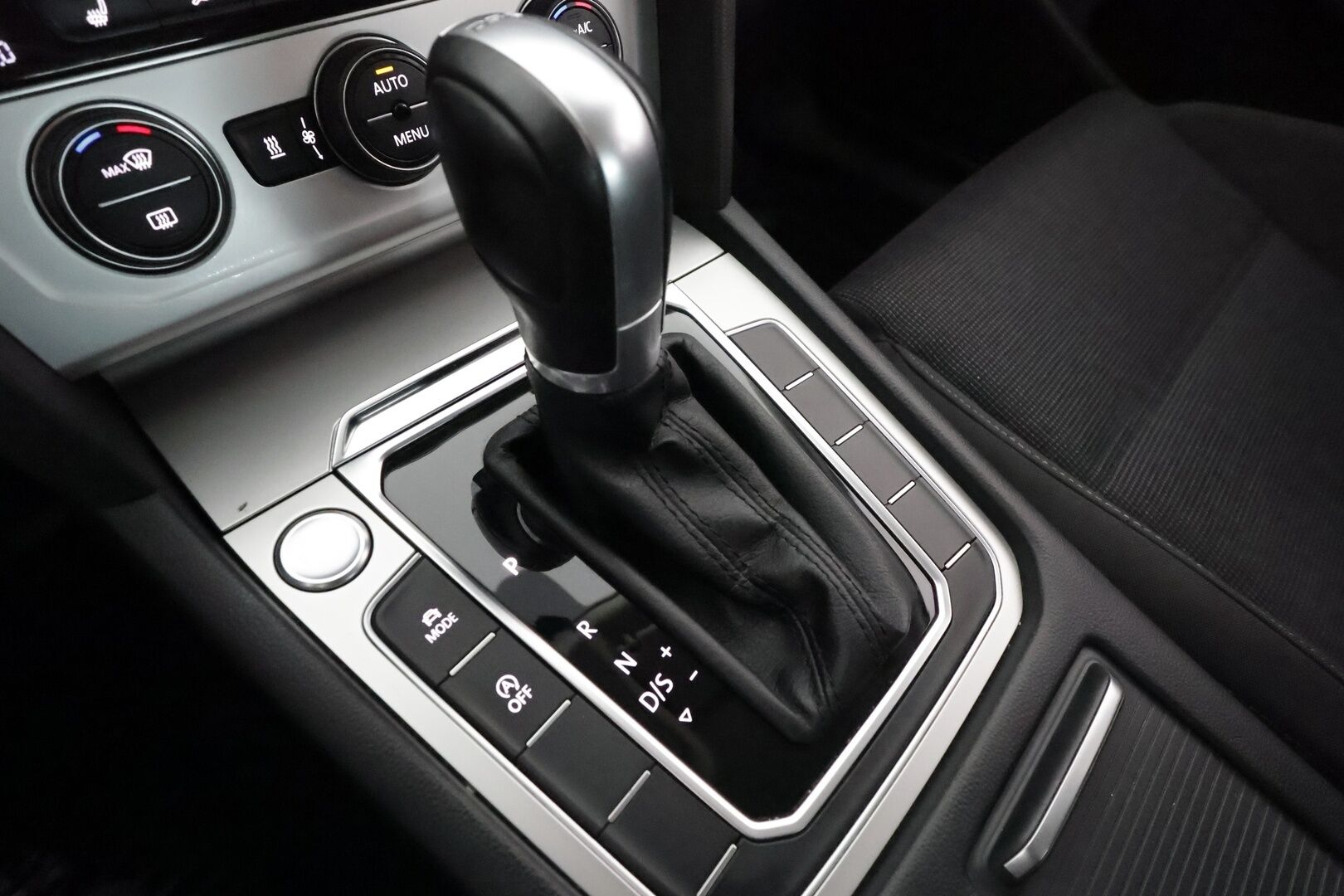 Volkswagen Passat 2018 Sedan Comfortline 1,4 TSI 92 kW (125 hv) DSG-automaatti **Webasto / Koukku / Adapt.Vakkari / LED-valot / P.Tutkat** - Navi / 3-Alueinen AC / 2x Renkaat