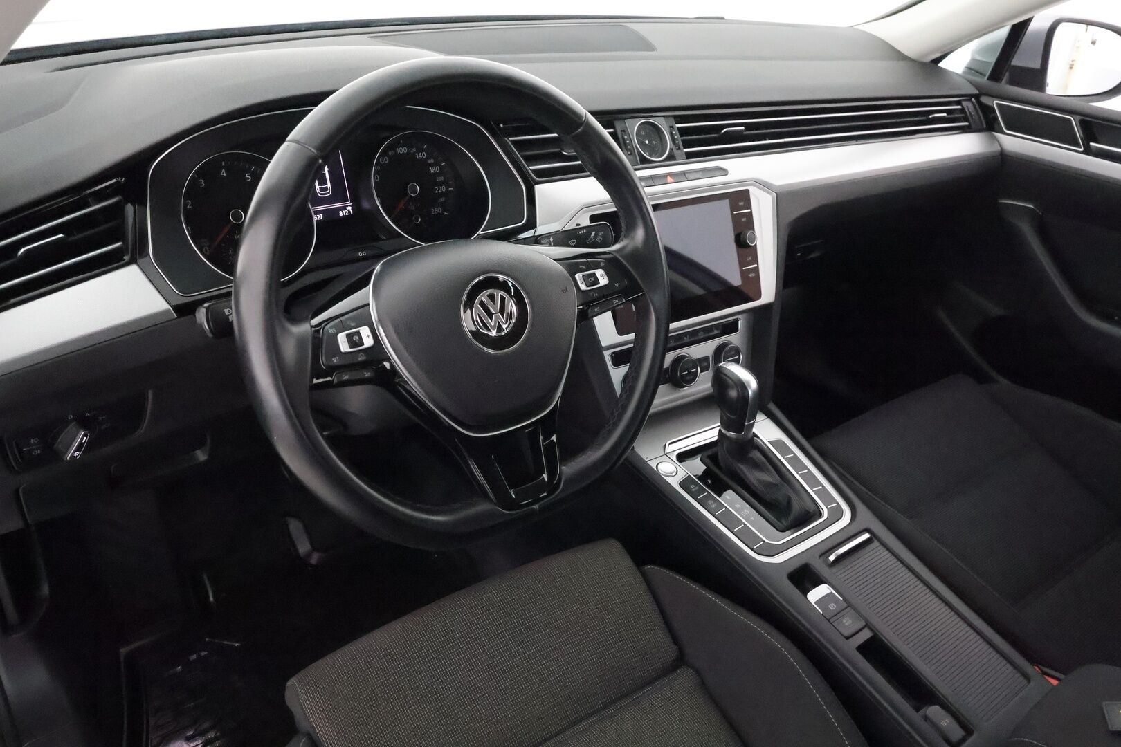 Volkswagen Passat 2018 Sedan Comfortline 1,4 TSI 92 kW (125 hv) DSG-automaatti **Webasto / Koukku / Adapt.Vakkari / LED-valot / P.Tutkat** - Navi / 3-Alueinen AC / 2x Renkaat