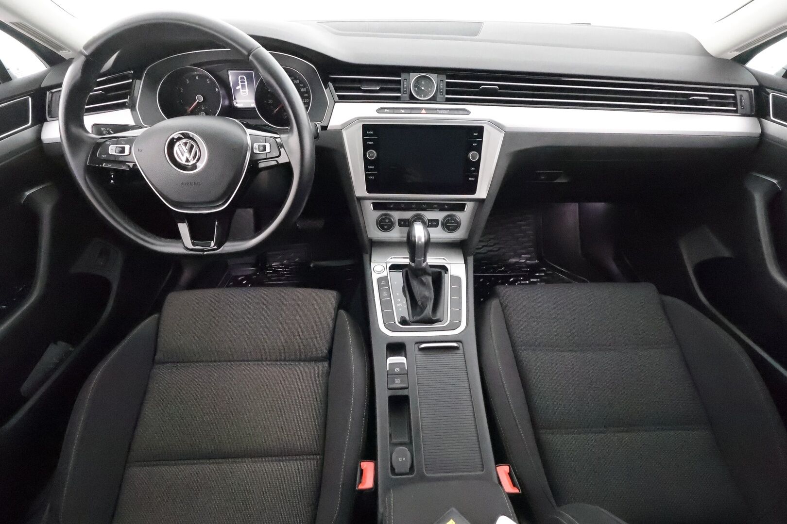 Volkswagen Passat 2018 Sedan Comfortline 1,4 TSI 92 kW (125 hv) DSG-automaatti **Webasto / Koukku / Adapt.Vakkari / LED-valot / P.Tutkat** - Navi / 3-Alueinen AC / 2x Renkaat