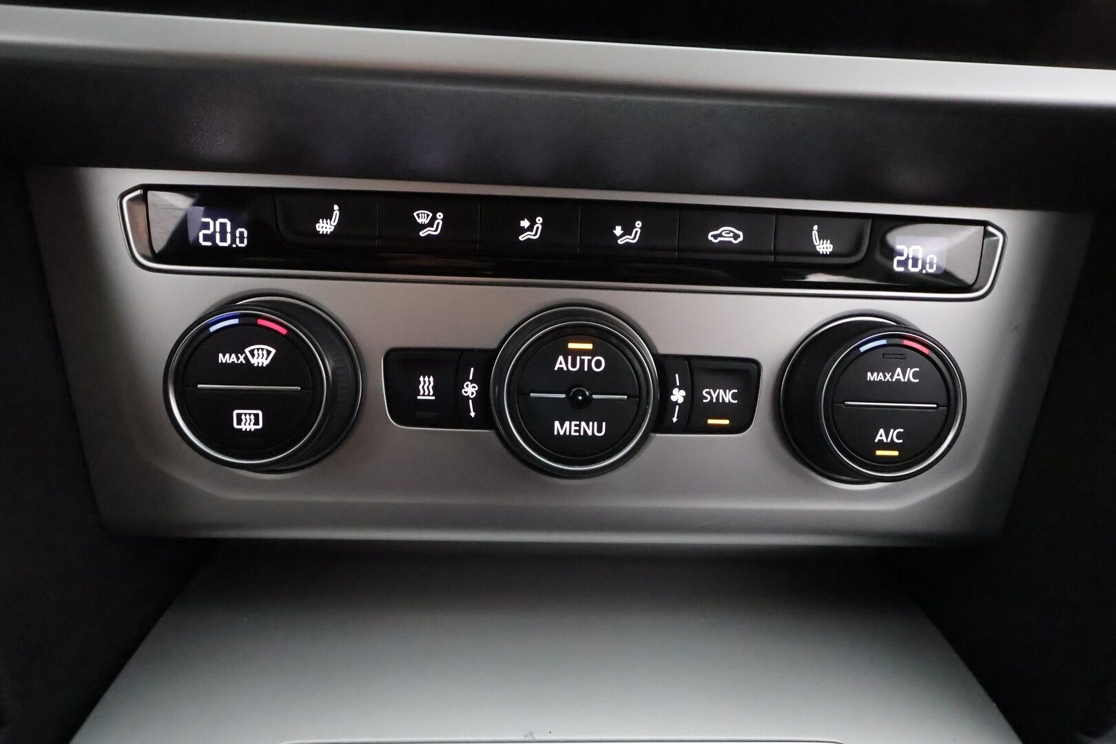 Volkswagen Passat 2018 Sedan Comfortline 1,4 TSI 92 kW (125 hv) DSG-automaatti **Webasto / Koukku / Adapt.Vakkari / LED-valot / P.Tutkat** - Navi / 3-Alueinen AC / 2x Renkaat
