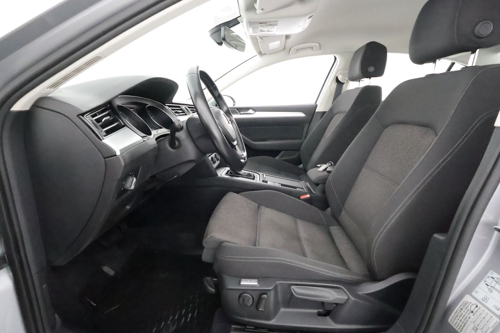 Volkswagen Passat 2018 Sedan Comfortline 1,4 TSI 92 kW (125 hv) DSG-automaatti **Webasto / Koukku / Adapt.Vakkari / LED-valot / P.Tutkat** - Navi / 3-Alueinen AC / 2x Renkaat