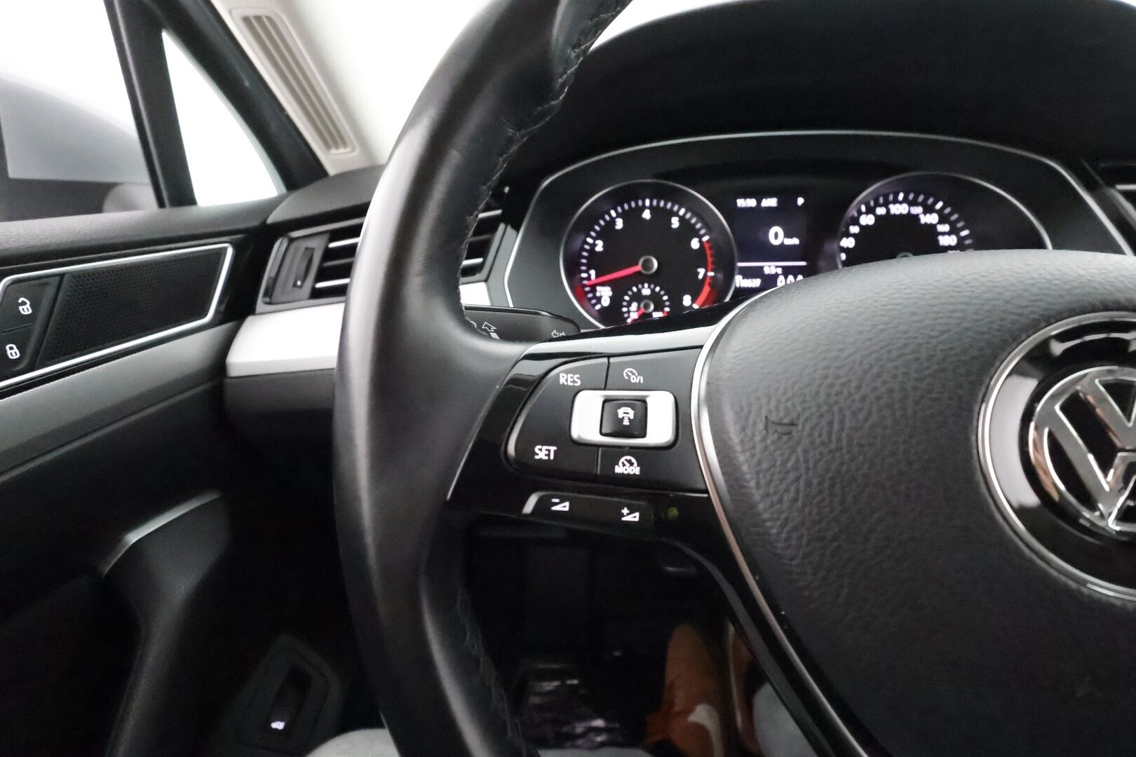 Volkswagen Passat 2018 Sedan Comfortline 1,4 TSI 92 kW (125 hv) DSG-automaatti **Webasto / Koukku / Adapt.Vakkari / LED-valot / P.Tutkat** - Navi / 3-Alueinen AC / 2x Renkaat