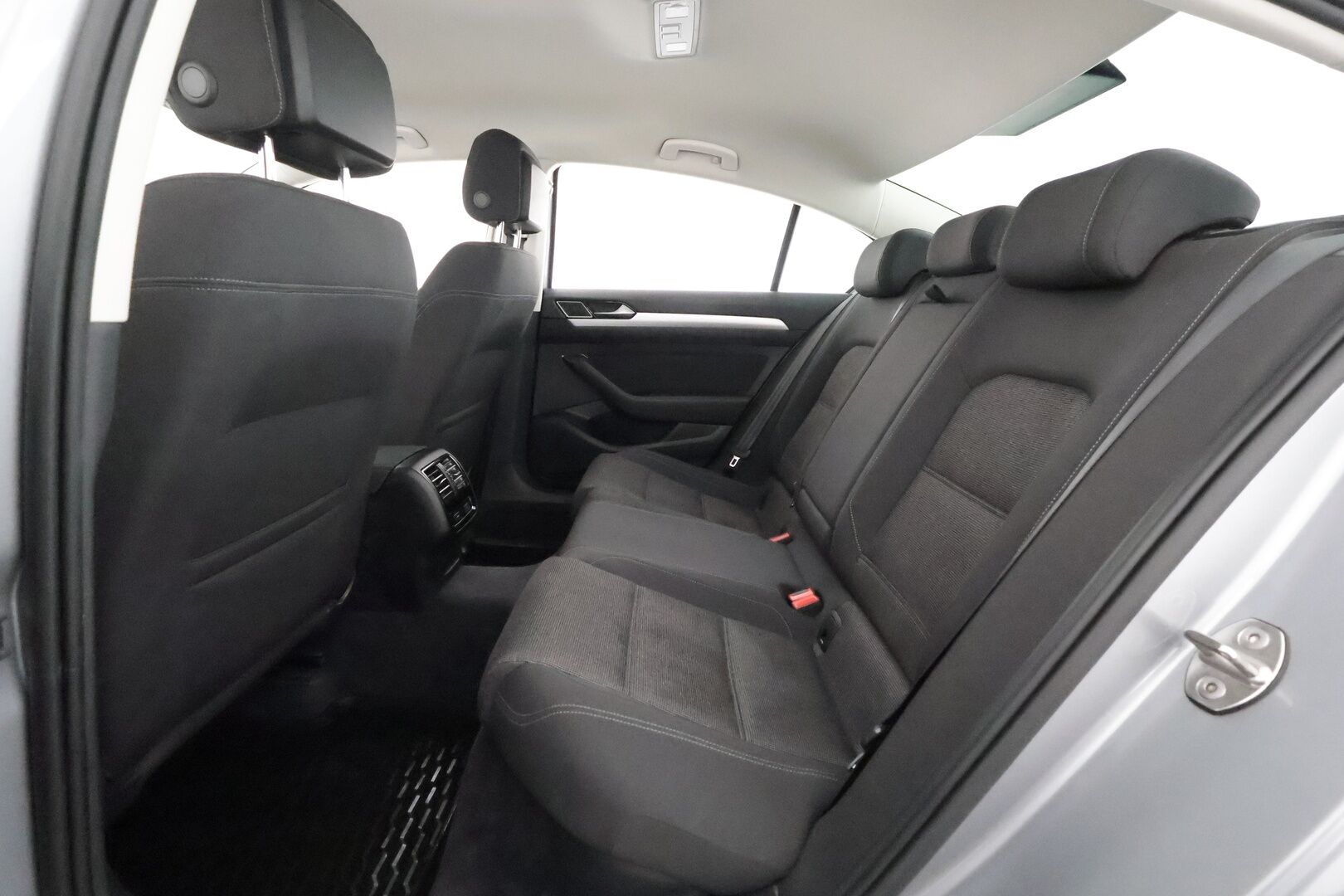 Volkswagen Passat 2018 Sedan Comfortline 1,4 TSI 92 kW (125 hv) DSG-automaatti **Webasto / Koukku / Adapt.Vakkari / LED-valot / P.Tutkat** - Navi / 3-Alueinen AC / 2x Renkaat