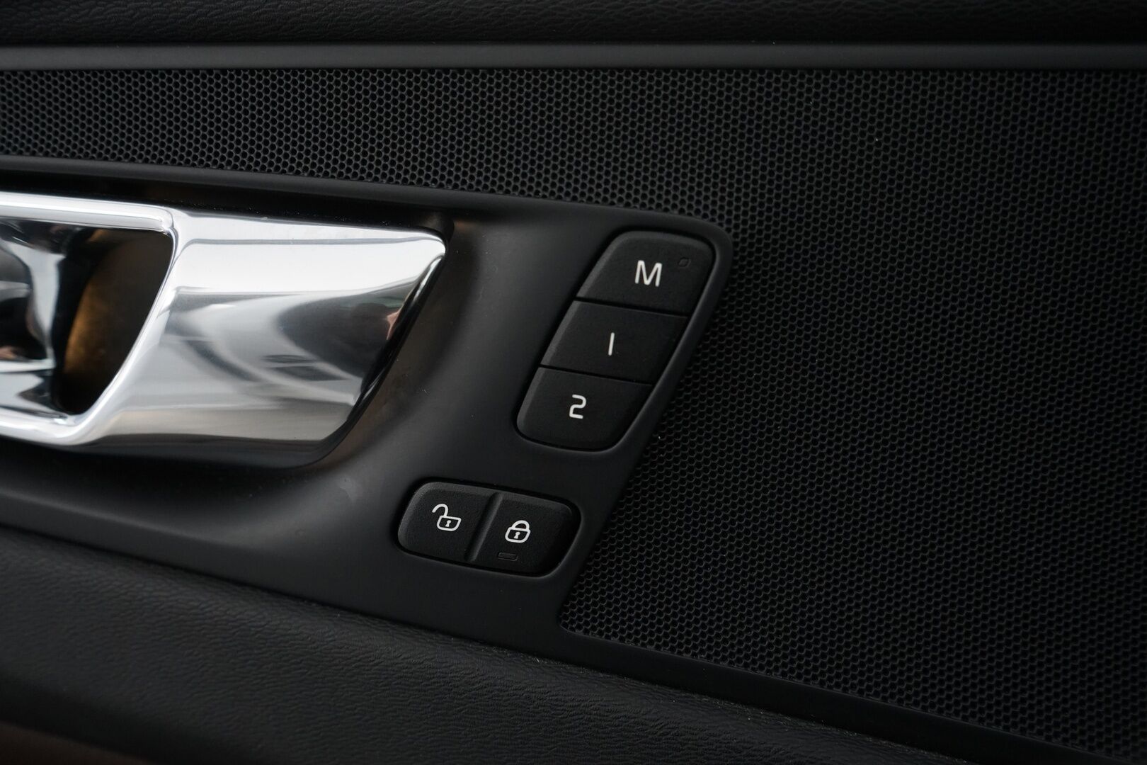 Volvo XC60 2018 T8 AWD Inscription aut   *Suomi-auto / Lasikatto / ACC / Koukku / Nahkasisusta - *Jakopää tehty 02/25 117tkm! / Uudet kesärenkaat!