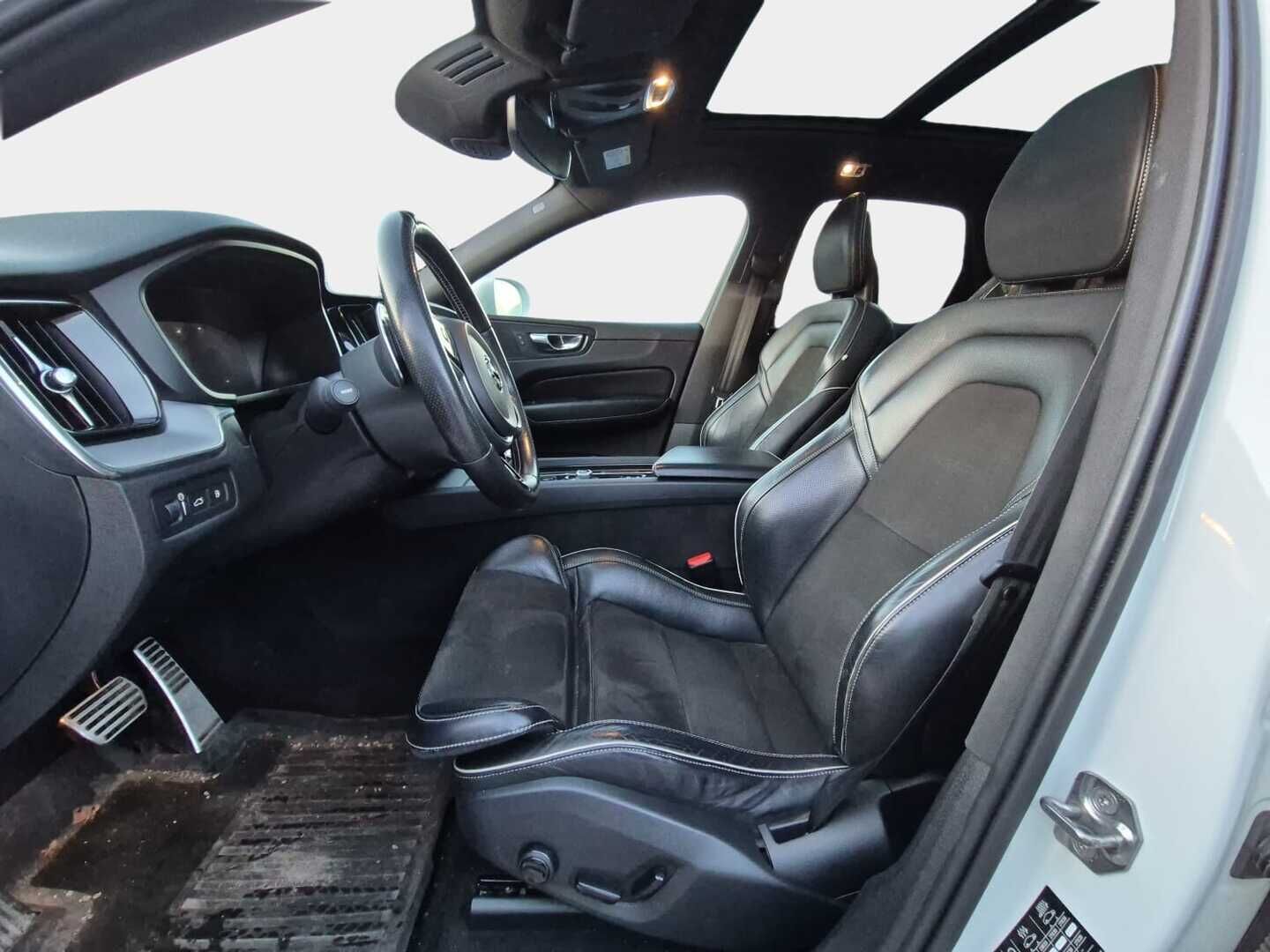 Volvo XC60 2018 T8 AWD Business R-Design aut / Webasto / Panorama / Pilot Assist / 360° / Ilma-alusta / Sporttipenkki Muistilla / Koukku - Suomi-auto! / Nahka-alcantara Sisusta / 2x Volvon aluvanteet / Huippuvarusteet!