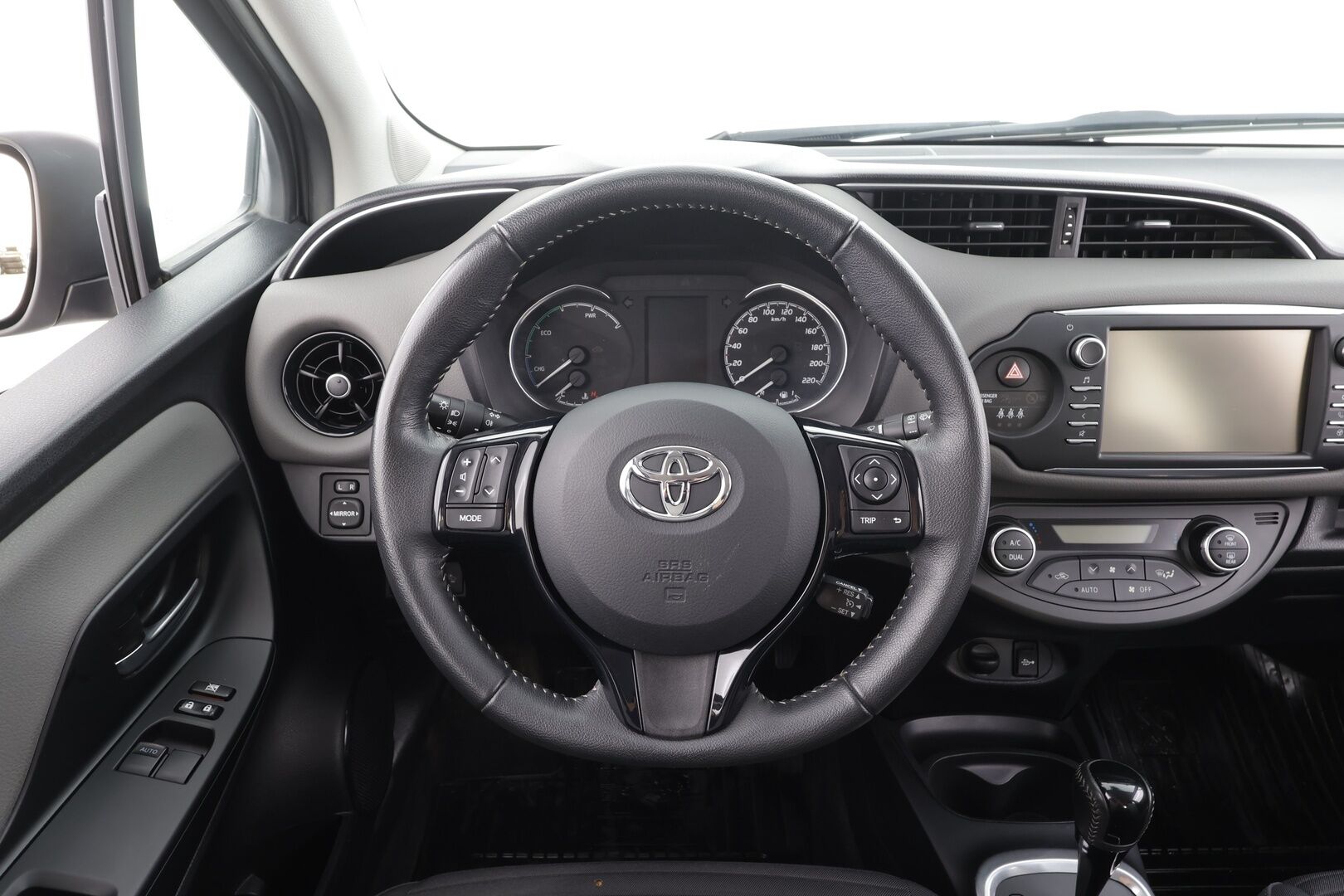 Toyota Yaris 2018 1,5 Hybrid Active 5ov - | Facelift | Vakkari | P.kamera | Bluetooth | Kaistavahti | PCS | Aut. pitkät | Lohkolämmitin | Aut. ilmastointi | Suomiauto | 2x renkaat | Huoltokirja | 