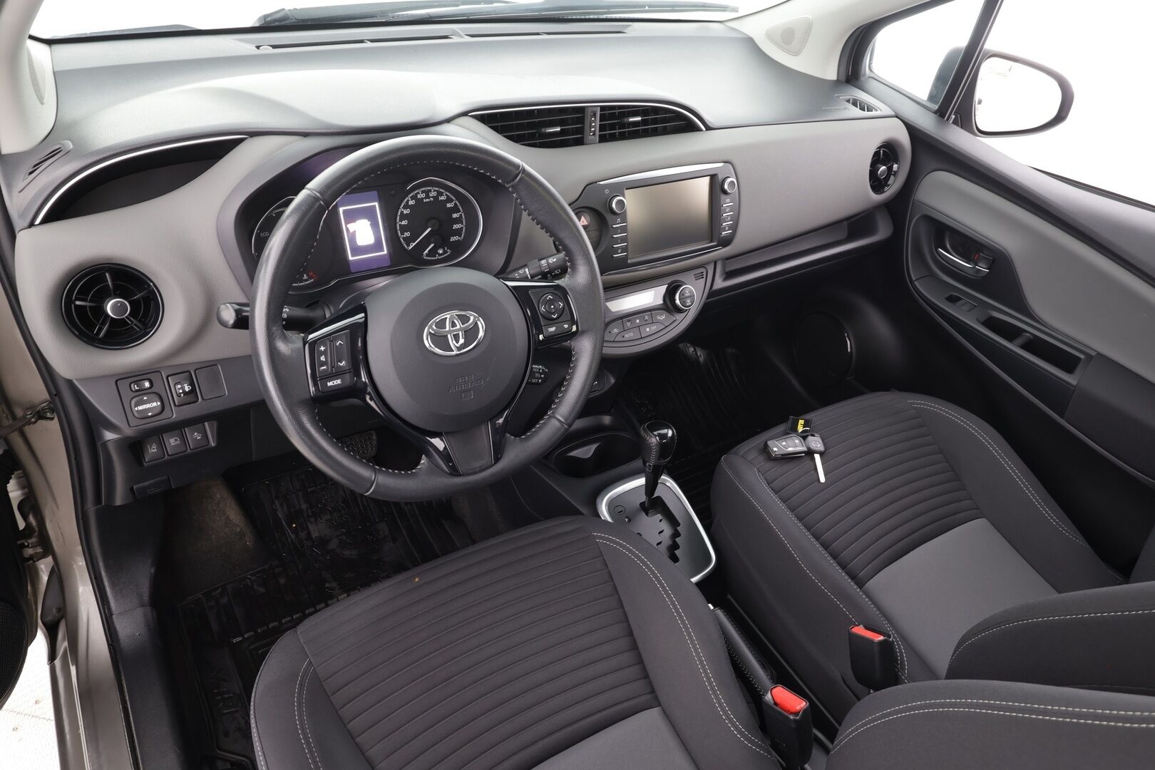 Toyota Yaris 2018 1,5 Hybrid Active 5ov - | Facelift | Vakkari | P.kamera | Bluetooth | Kaistavahti | PCS | Aut. pitkät | Lohkolämmitin | Aut. ilmastointi | Suomiauto | 2x renkaat | Huoltokirja | 