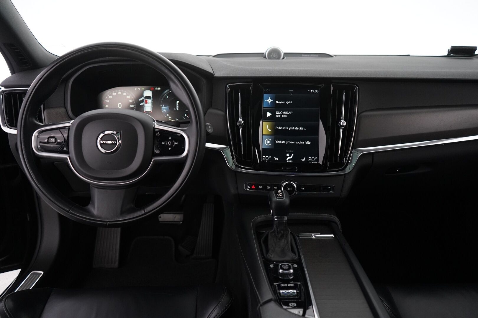 Volvo V90 Cross Country 2018 D5 AWD Pro aut *Bowers&Wilkins / 360° / ACC / HUD / Koukku / Webasto / Panorama* - Suomi-auto / Ei AdBlueta / Jakohihna vaihdettu 9/2025 / 2x Volvon vanteet / Huippuvarusteltu