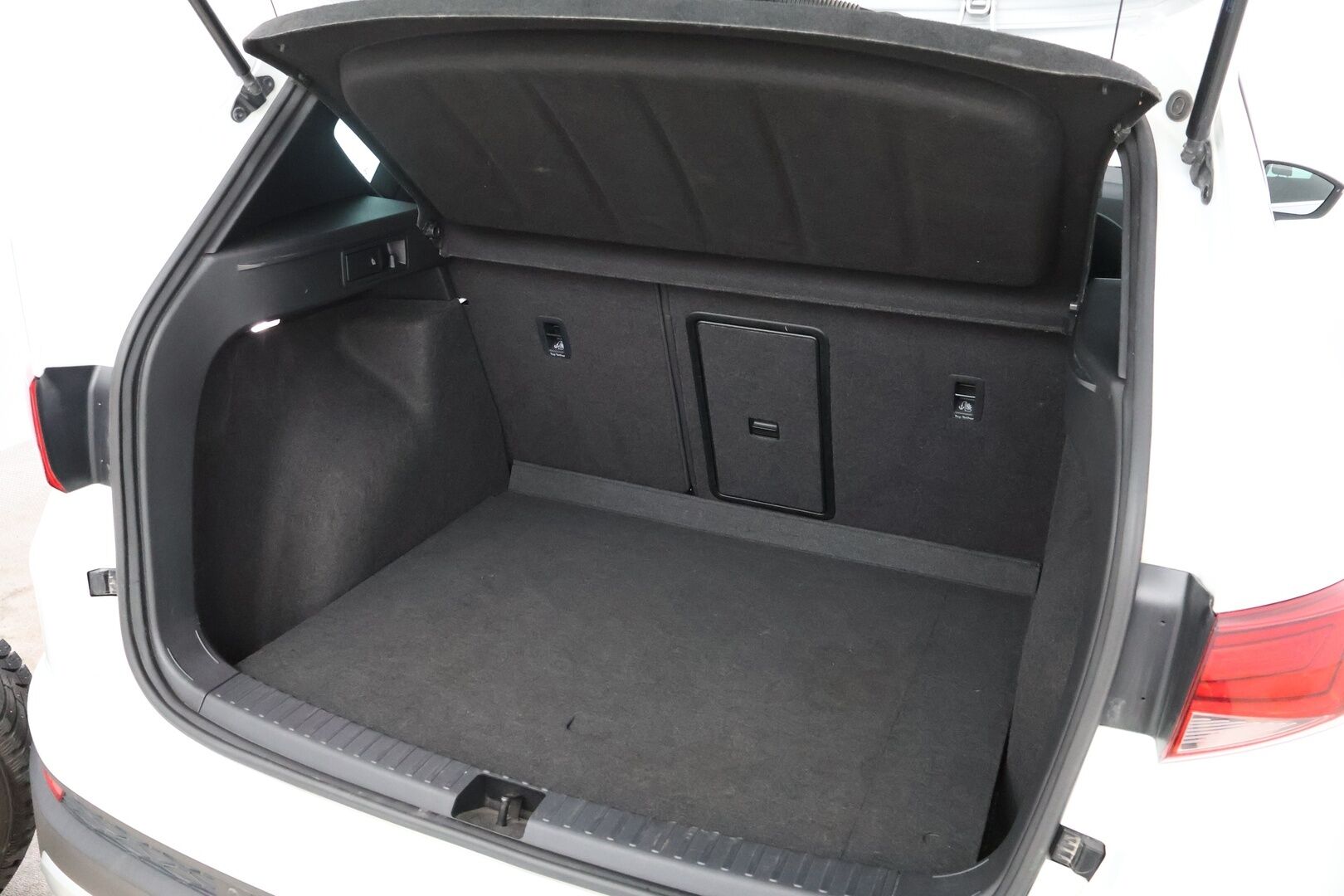 Seat Ateca 2018 1,4 TSI 150 ACT 4DRIVE Xcellence DSG - Suomiauto / Webasto / Peruutuskamera / Vetokoukku / Seat Sound System / LED / Puolinahkasisusta / Front Assist / Jakopää tehty!
