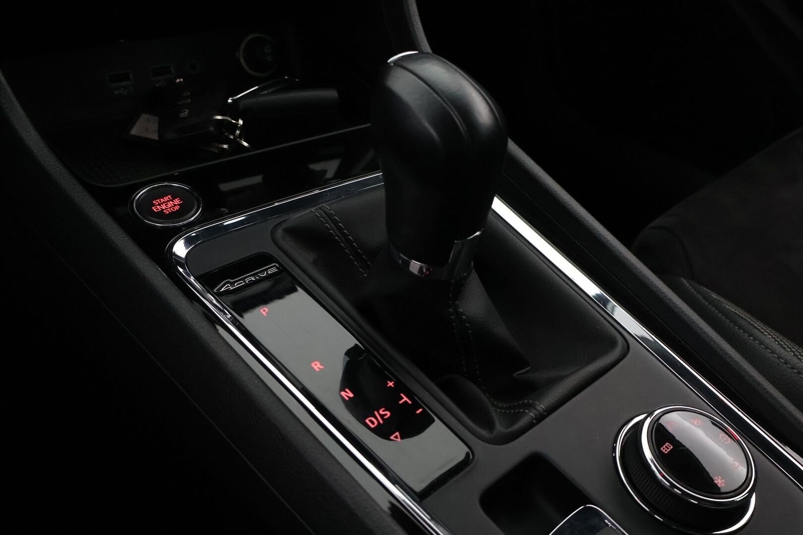 Seat Ateca 2018 1,4 TSI 150 ACT 4DRIVE Xcellence DSG - Suomiauto / Webasto / Peruutuskamera / Vetokoukku / Seat Sound System / LED / Puolinahkasisusta / Front Assist / Jakopää tehty!