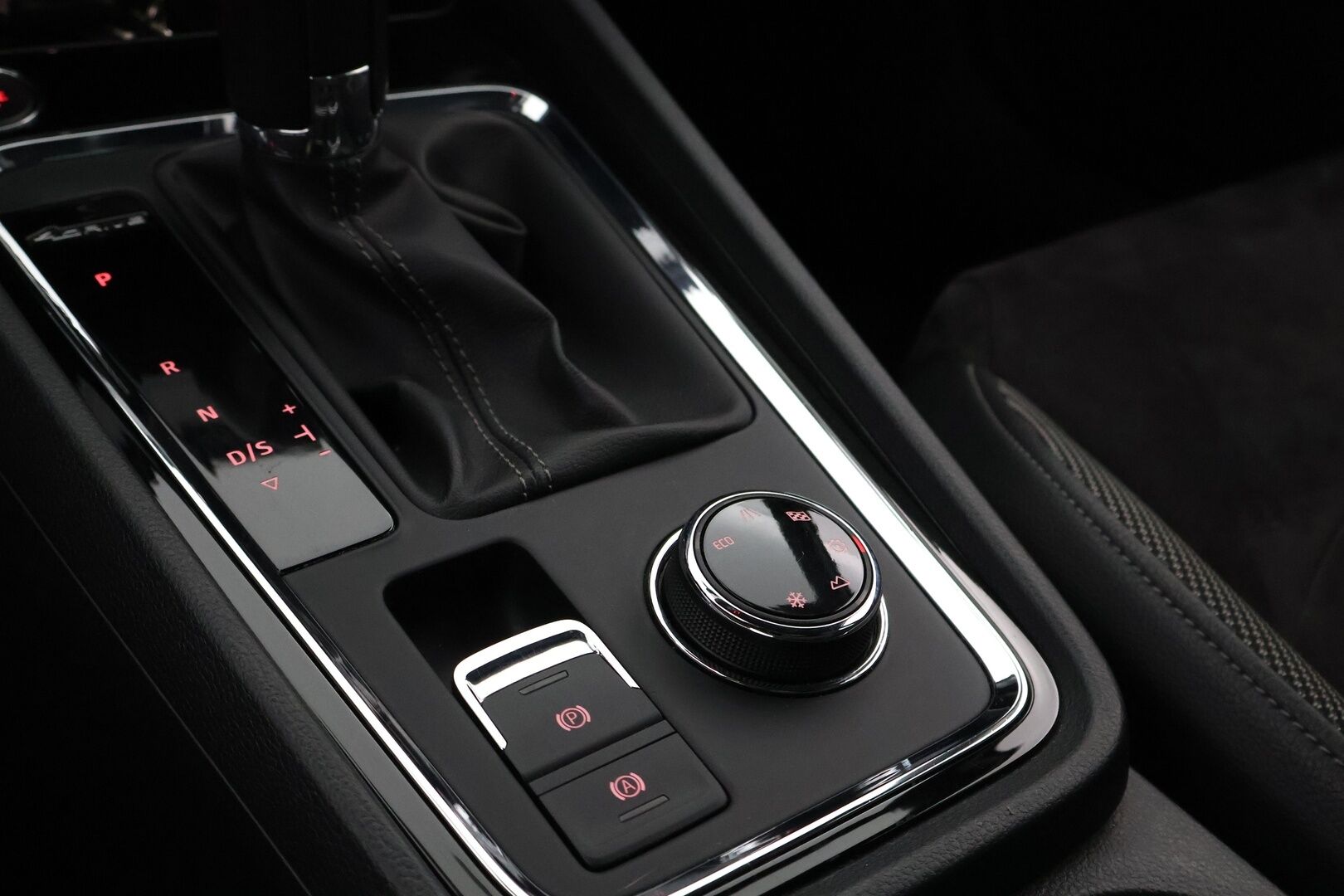 Seat Ateca 2018 1,4 TSI 150 ACT 4DRIVE Xcellence DSG - Suomiauto / Webasto / Peruutuskamera / Vetokoukku / Seat Sound System / LED / Puolinahkasisusta / Front Assist / Jakopää tehty!