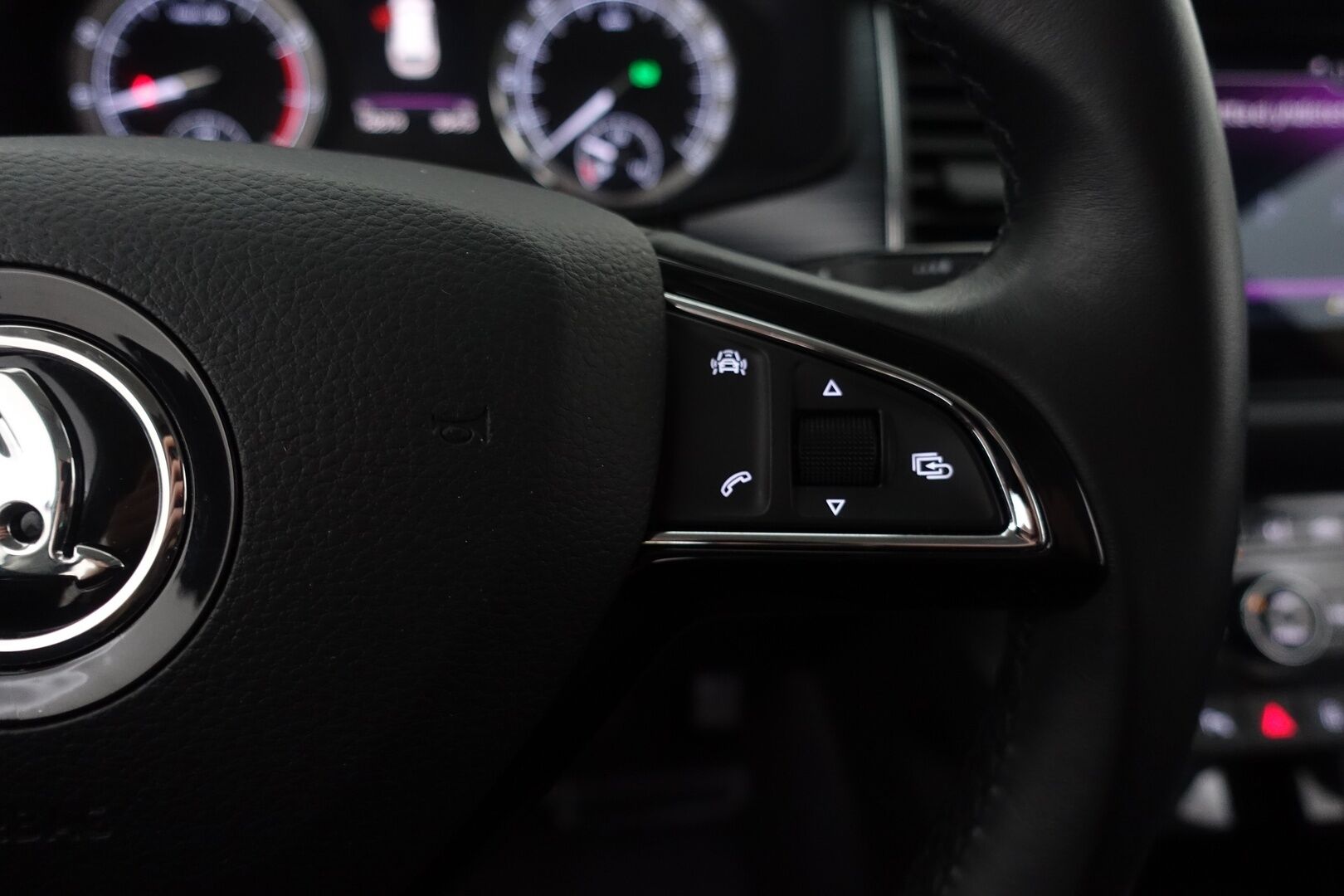 Skoda Kodiaq 2018 2,0 TSI 4x4 Ambition DSG Autom. - | Suomi-auto | Webasto | P.Kamera | Koukku | LED | Merkkikirja | Ratinlämmitin | 2X Renkaat & Vanteet |