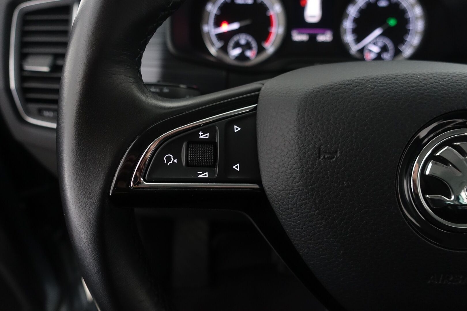 Skoda Kodiaq 2018 2,0 TSI 4x4 Ambition DSG Autom. - | Suomi-auto | Webasto | P.Kamera | LED | Merkkikirja | Ratinlämmitin | 2X Renkaat & Vanteet |