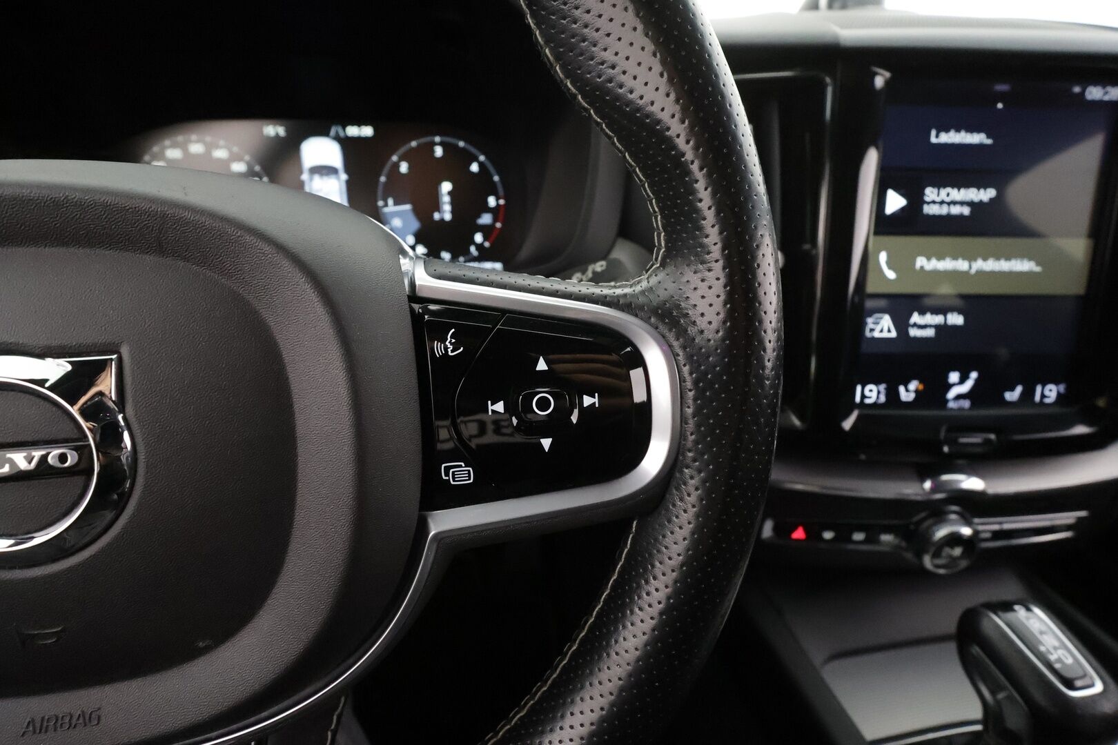 Volvo XC60 2018 D4 AWD Business R-Design aut * ACC / Bower & Wilkins / Webasto / Koukku / Muistipenkki / Keyless / LED * - Suomi-auto / Kahdet renkaat