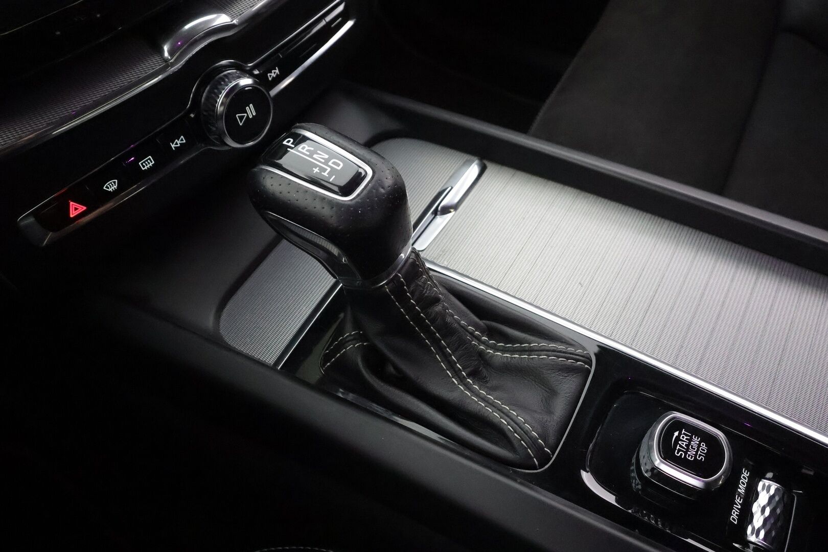 Volvo XC60 2018 D4 AWD Business R-Design aut * ACC / Bower & Wilkins / Webasto / Koukku / Muistipenkki / Keyless / LED * - Suomi-auto / Kahdet renkaat