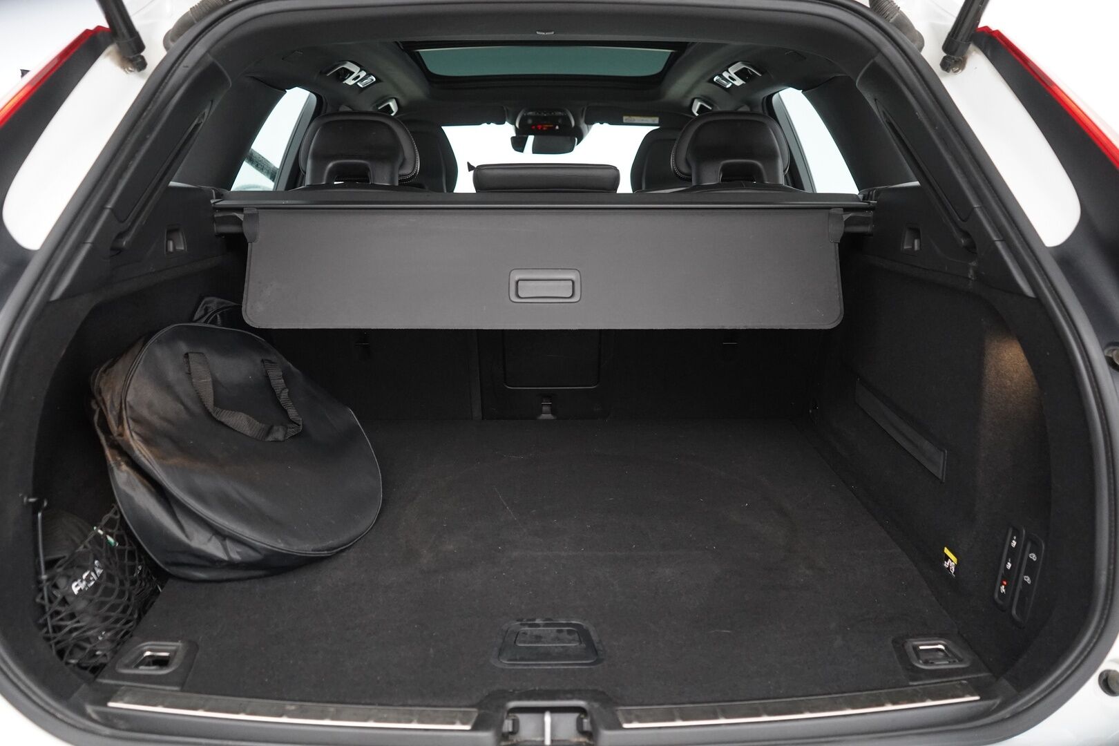 Volvo XC60 2018 T8 AWD Business R-Design aut *360-Kamera / Koukku / Panorama / Hud / Webasto / ACC / Muistipenkki / Pilot-assist - Suomi-auto / Viimeisin huolto 203tkm / Kahdet alumiinivanteet / Huippuvarusteet