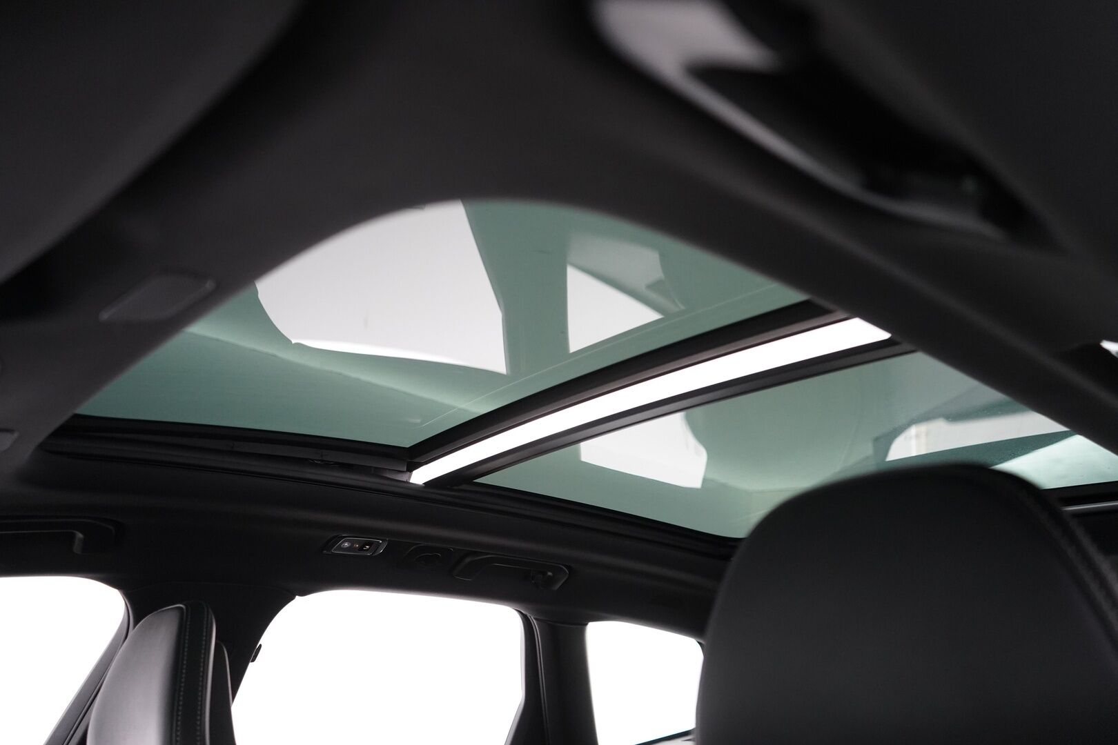 Volvo XC60 2018 T8 AWD Business R-Design aut *360-Kamera / Koukku / Panorama / Hud / Webasto / ACC / Muistipenkki / Pilot-assist - Suomi-auto / Viimeisin huolto 203tkm / Kahdet alumiinivanteet / Huippuvarusteet