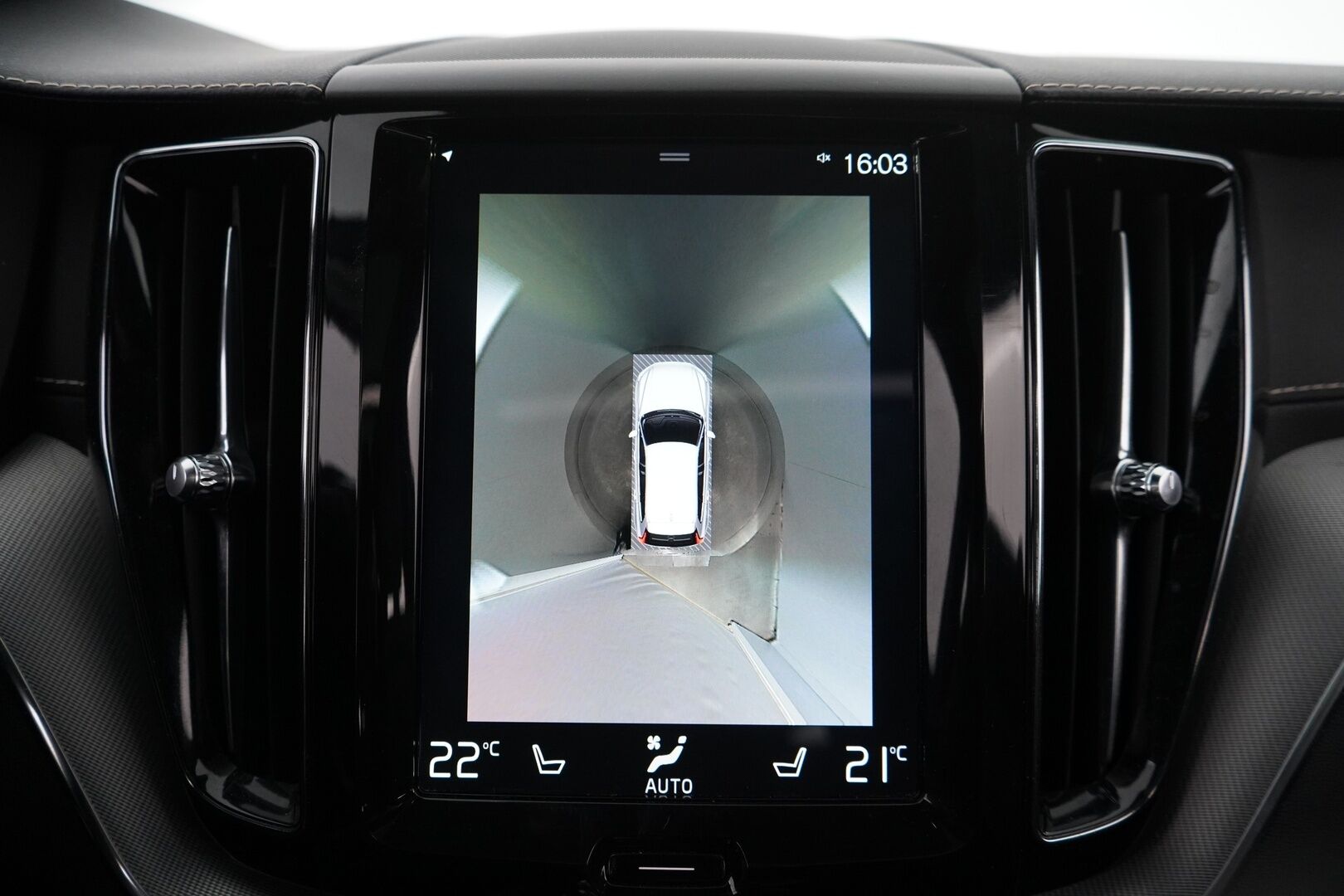 Volvo XC60 2018 T8 AWD Business R-Design aut *360-Kamera / Koukku / Panorama / Hud / Webasto / ACC / Muistipenkki / Pilot-assist - Suomi-auto / Viimeisin huolto 203tkm / Kahdet alumiinivanteet / Huippuvarusteet