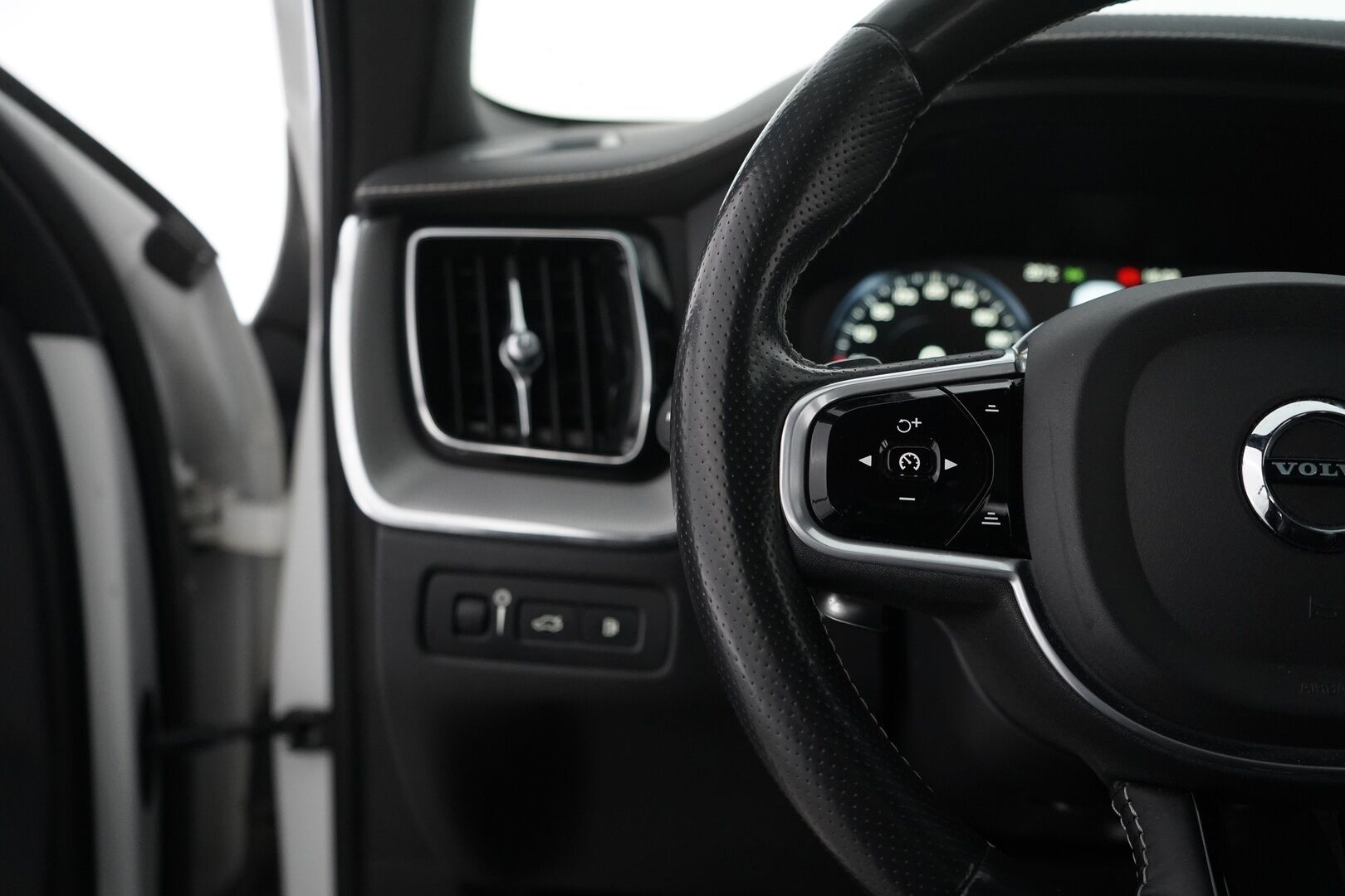 Volvo XC60 2018 T8 AWD Business R-Design aut *360-Kamera / Koukku / Panorama / Hud / Webasto / ACC / Muistipenkki / Pilot-assist - Suomi-auto / Viimeisin huolto 203tkm / Kahdet alumiinivanteet / Huippuvarusteet