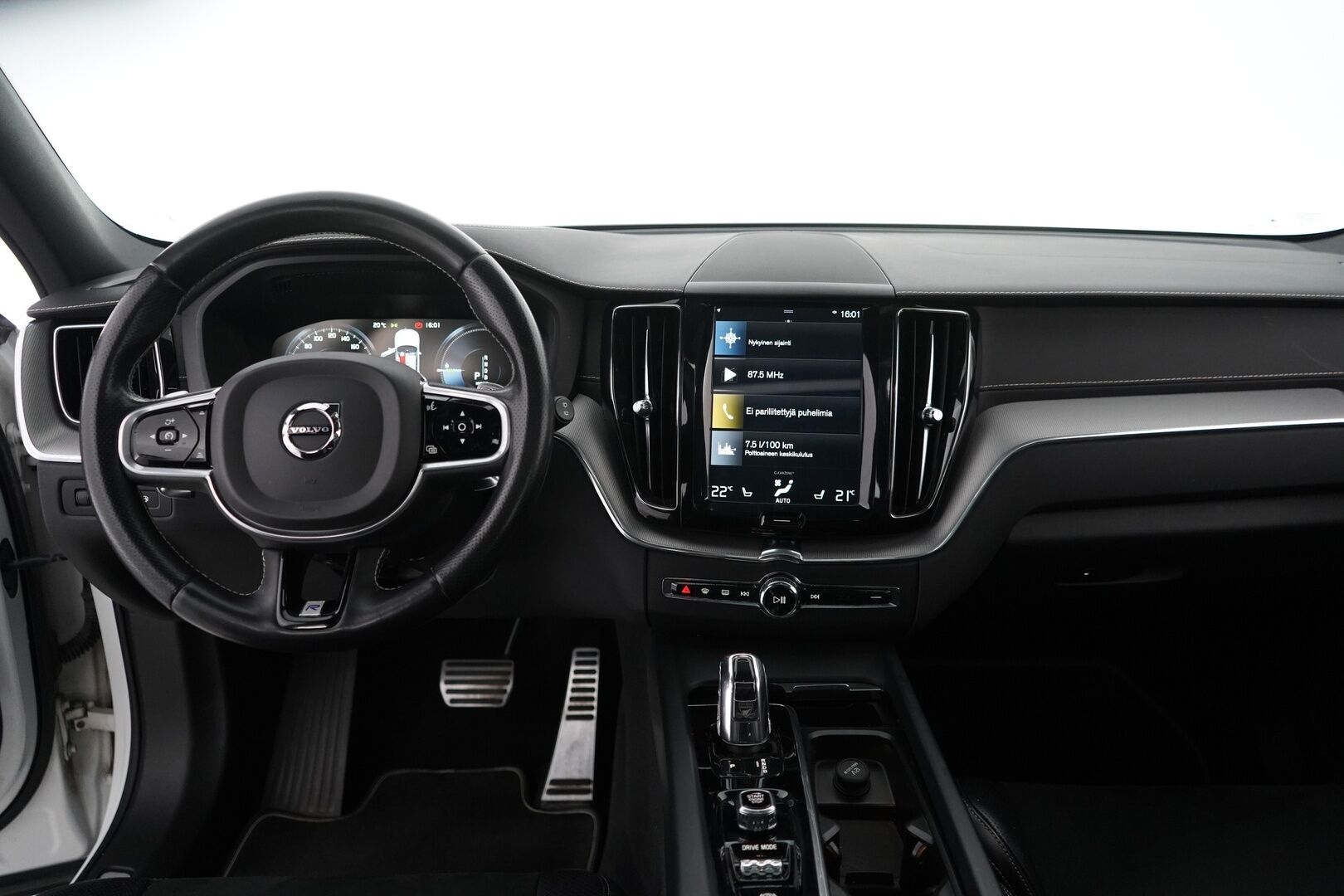 Volvo XC60 2018 T8 AWD Business R-Design aut *360-Kamera / Koukku / Panorama / Hud / Webasto / ACC / Muistipenkki / Pilot-assist - Suomi-auto / Viimeisin huolto 203tkm / Kahdet alumiinivanteet / Huippuvarusteet