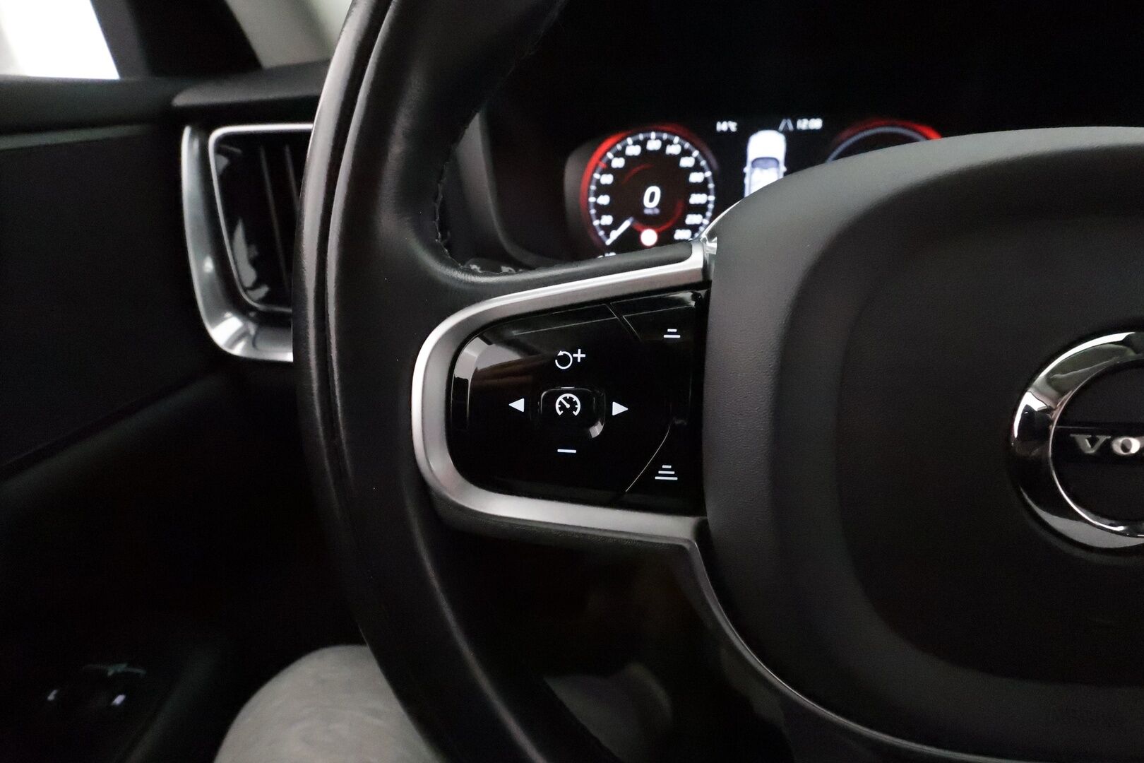 Volvo V60 2021 T6 TwE AWD Inscription Expression aut *ACC / P.kamera / BLIS / Webasto / Koukku / LED / Navi* - Akku kuntotarkastettu / Kahdet renkaat aluvanteilla / Merkkihuollettu